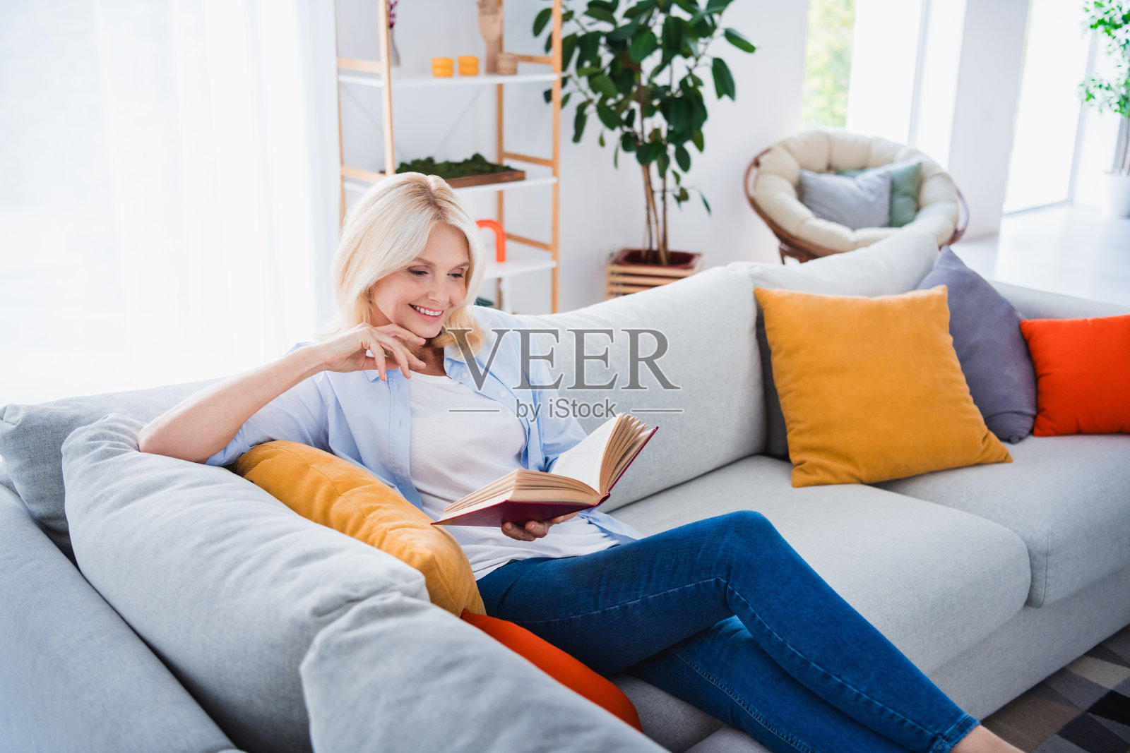 可爱的高级女士读书的照片肖像坐沙发书呆子读书的房子室内设计舒适的客厅现代家居装饰照片摄影图片