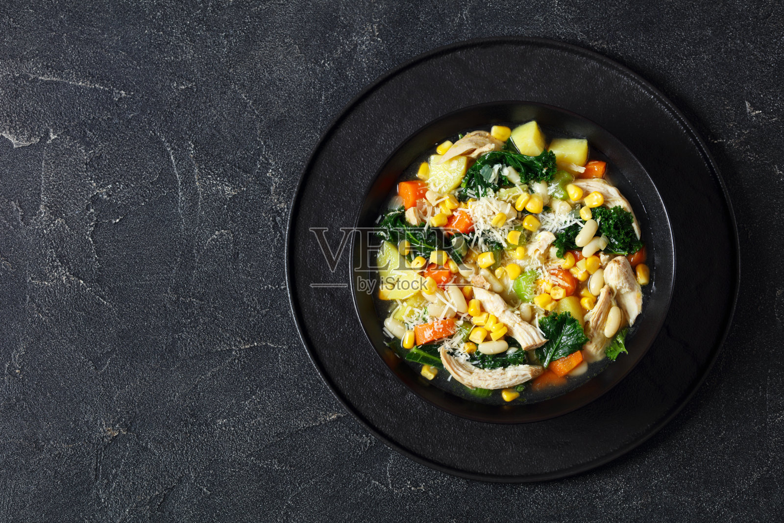 鸡肉白豆汤配蔬菜，玉米照片摄影图片