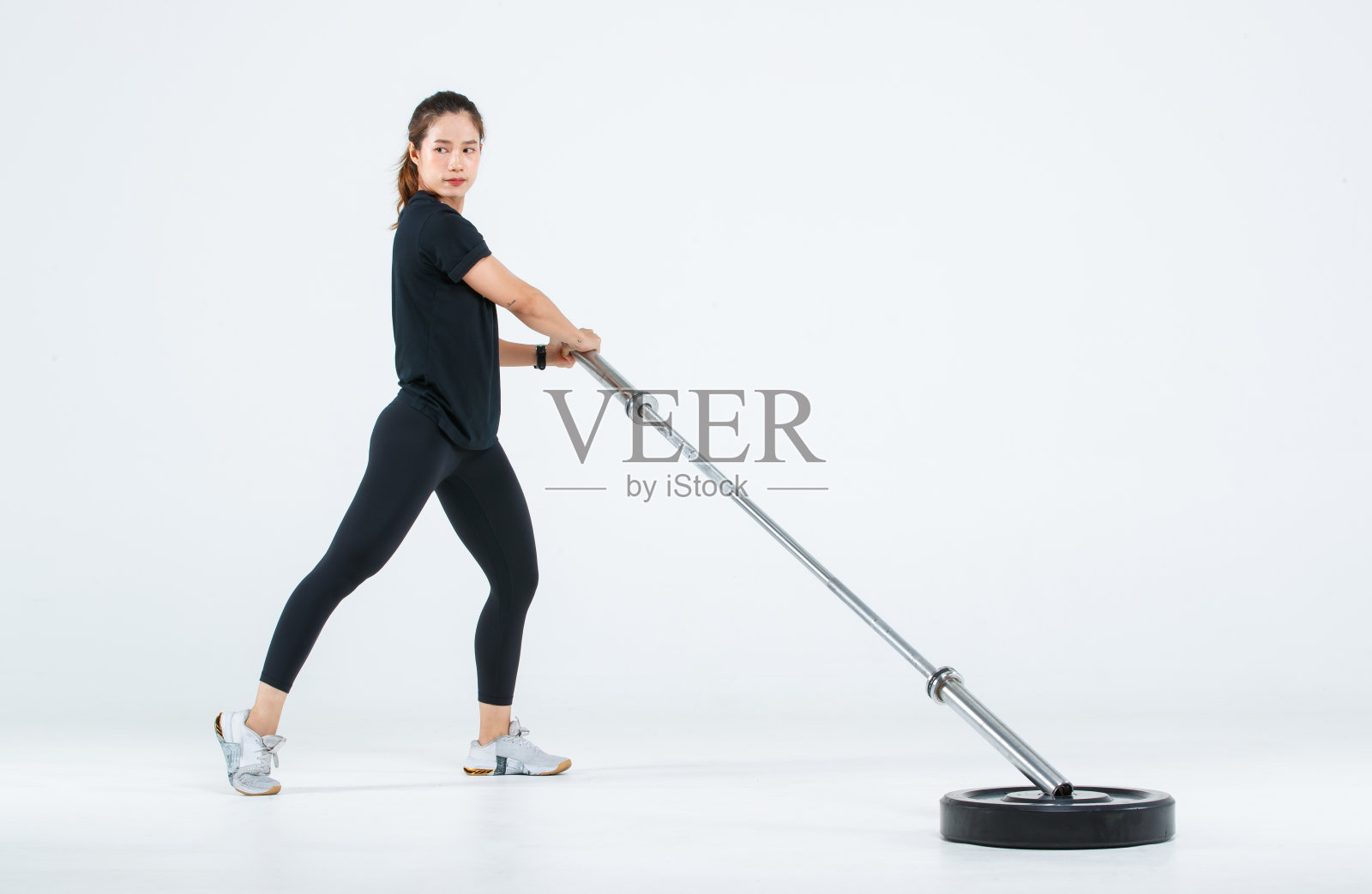 孤立的切割全身工作室拍摄强壮的亚洲女健身运动员女教练模特穿着休闲运动健身服摆姿势训练举重杠铃在白色背景照片摄影图片