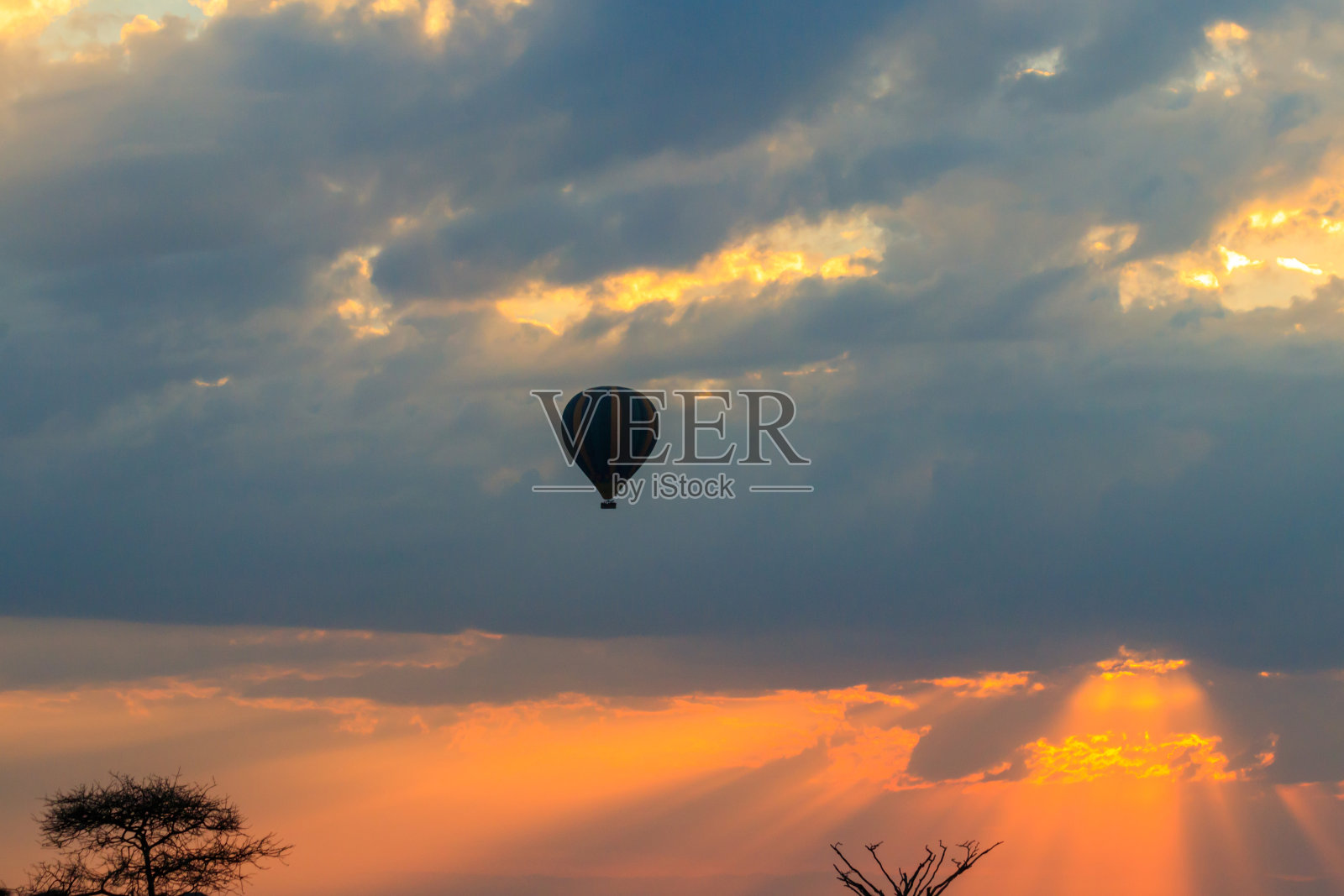 日出时热气球在坦桑尼亚塞伦盖蒂国家公园上空照片摄影图片