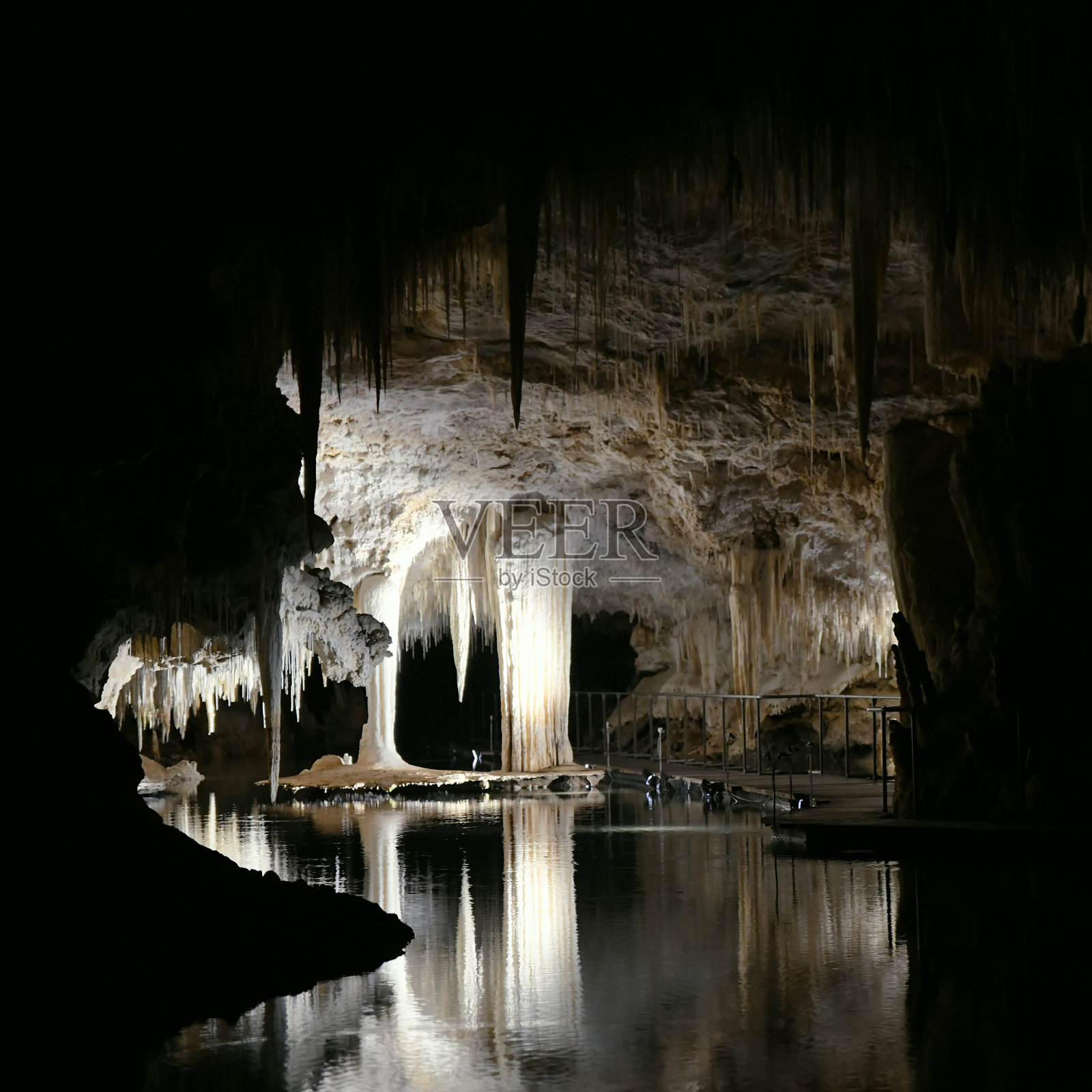 湖洞(WA)的一个突出特点是所谓的悬桌照片摄影图片