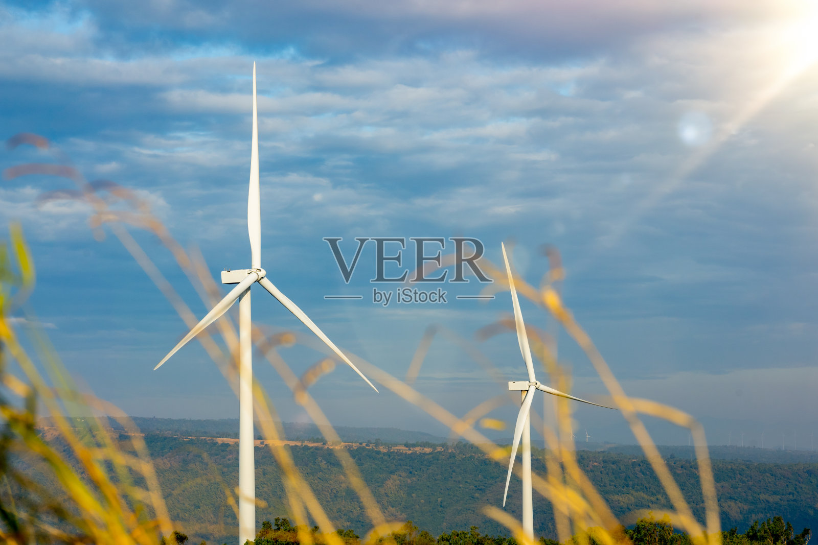 蓝天白云山上的风力涡轮机照片摄影图片