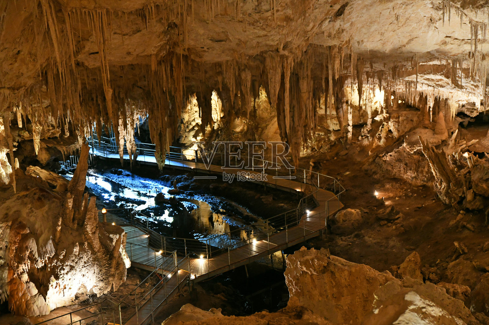 在Leeuwin-Naturaliste NP (WA)角的猛犸洞相当大，因此得名照片摄影图片
