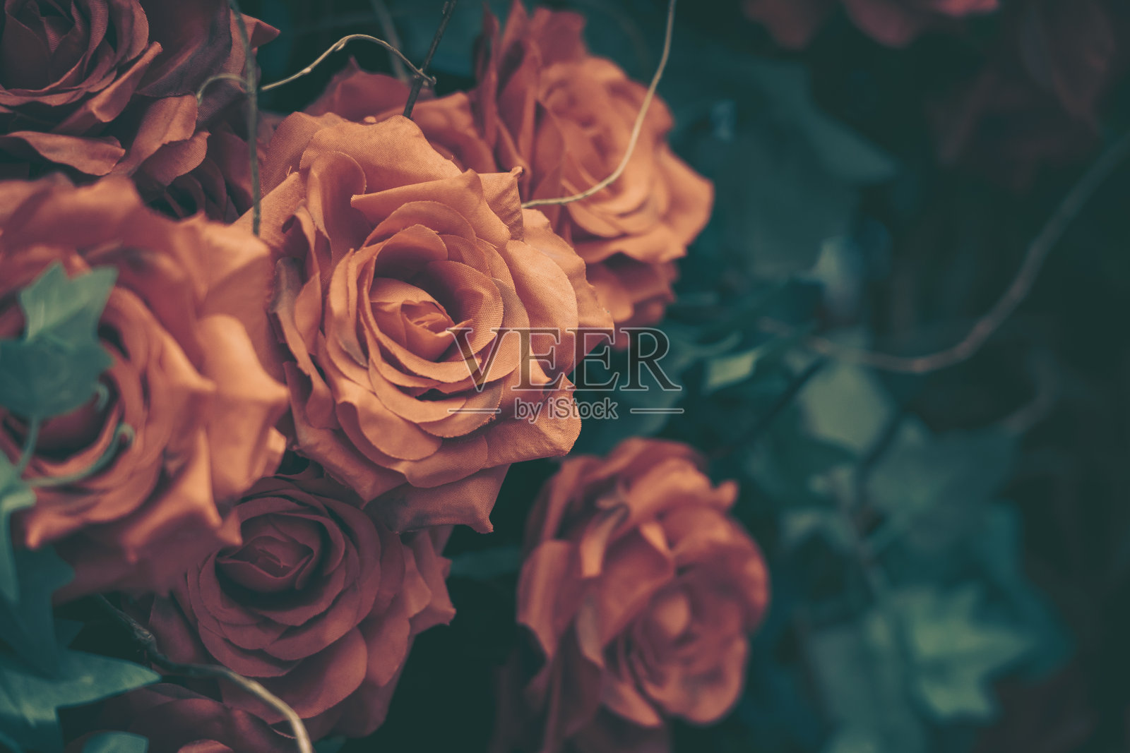 美丽的人造玫瑰背景，复古风格;照片摄影图片
