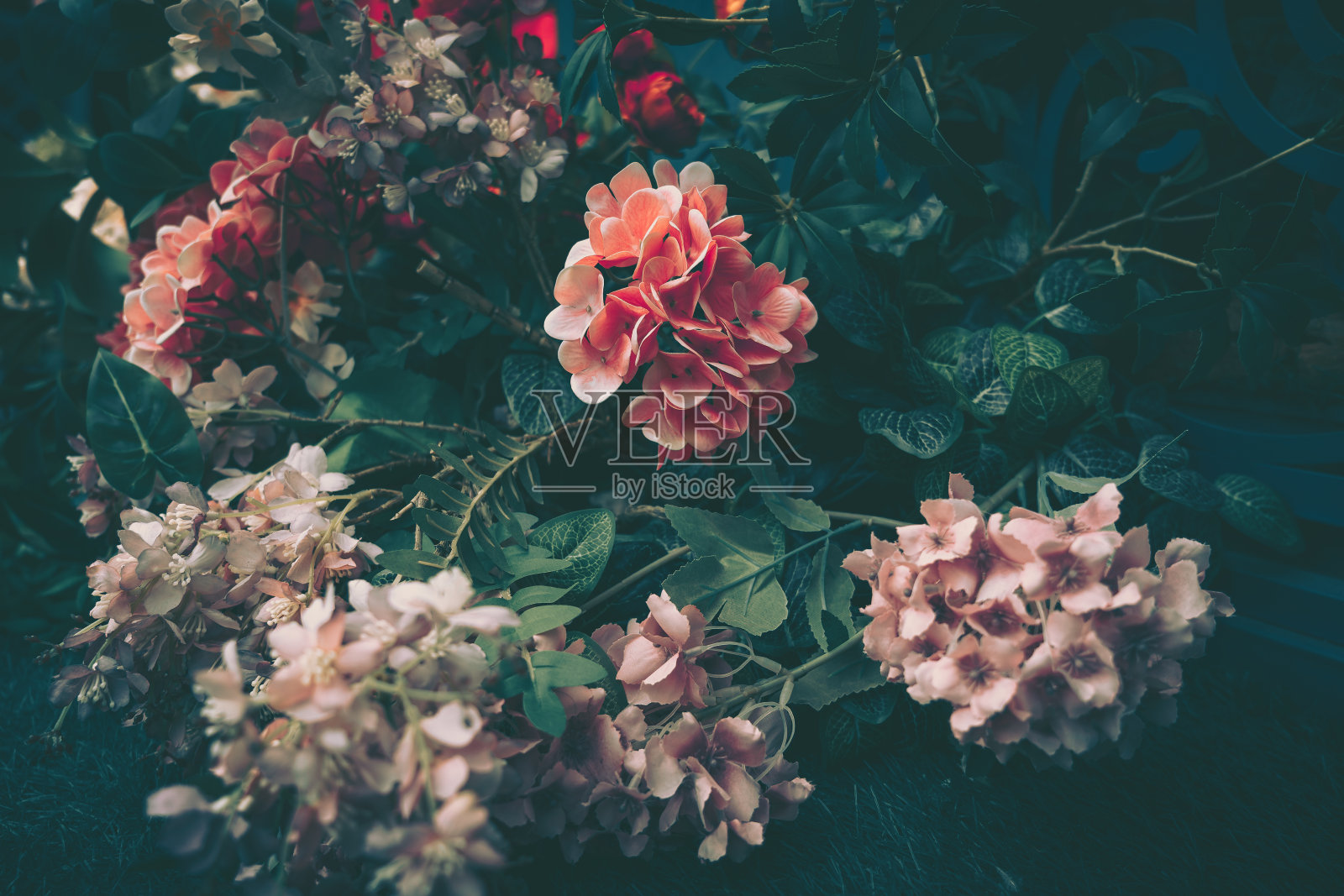 美丽的人造玫瑰背景，复古风格;照片摄影图片