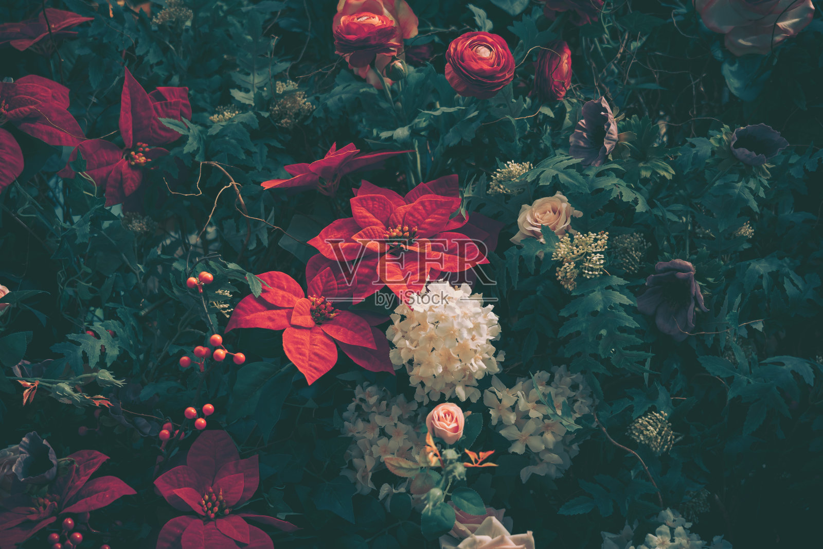 美丽的人造玫瑰背景，复古风格;照片摄影图片