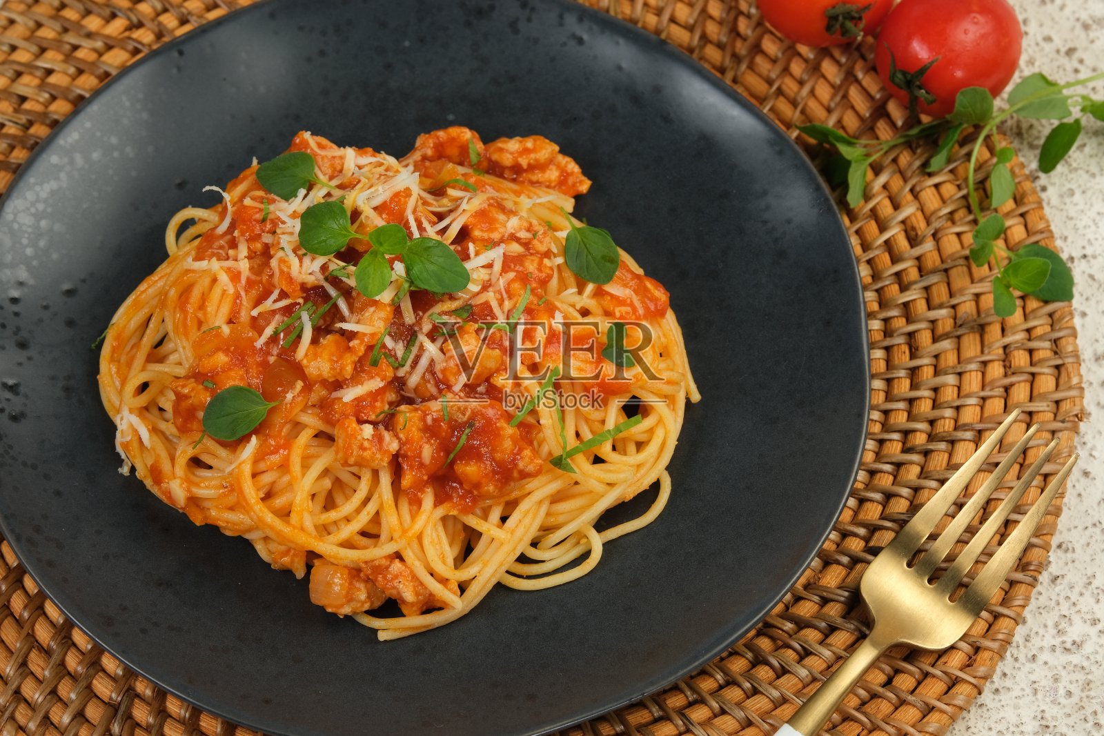 意大利肉酱面，肉酱是意大利的经典菜肴。受欢迎的意大利菜。照片摄影图片