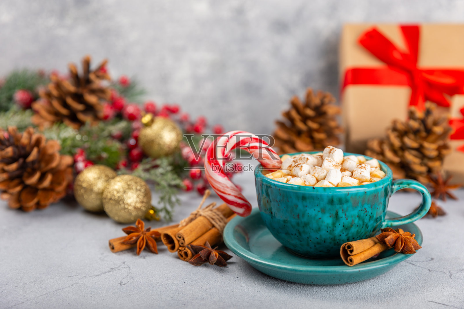热饮，棉花糖和甘蔗糖在杯子里放在质地桌上。舒适的季节性假期。热可可配姜饼圣诞饼干。热巧克力加棉花糖和香料。副本的空间。照片摄影图片