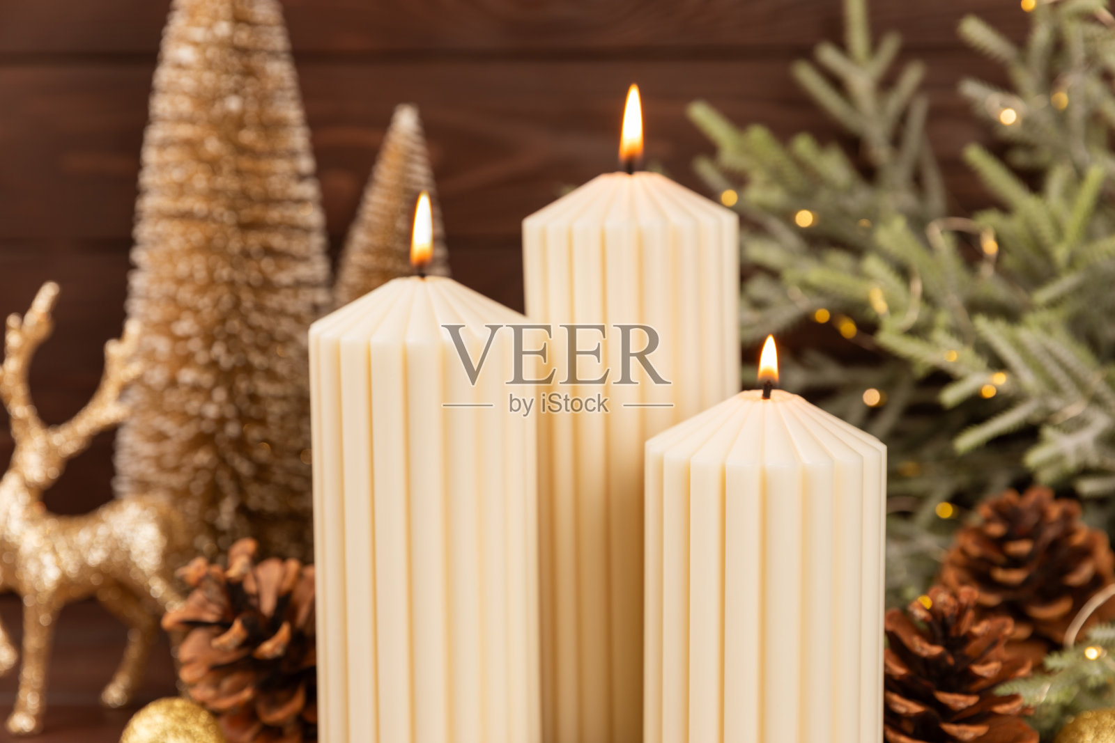 圣诞装饰与蜡烛纹理背景。新年和圣诞蜡烛。舒适的家居装饰。燃烧的蜡烛和圣诞装饰。圣诞灯。副本的空间。节日的概念。照片摄影图片