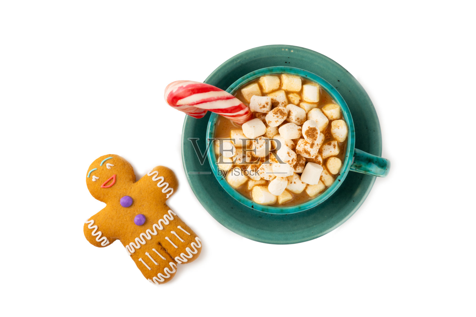 热饮与棉花糖和甘蔗糖在一个蓝色的杯子孤立的白色背景。舒适的季节性假期。热可可配姜饼圣诞饼干。热巧克力加棉花糖和香料。照片摄影图片