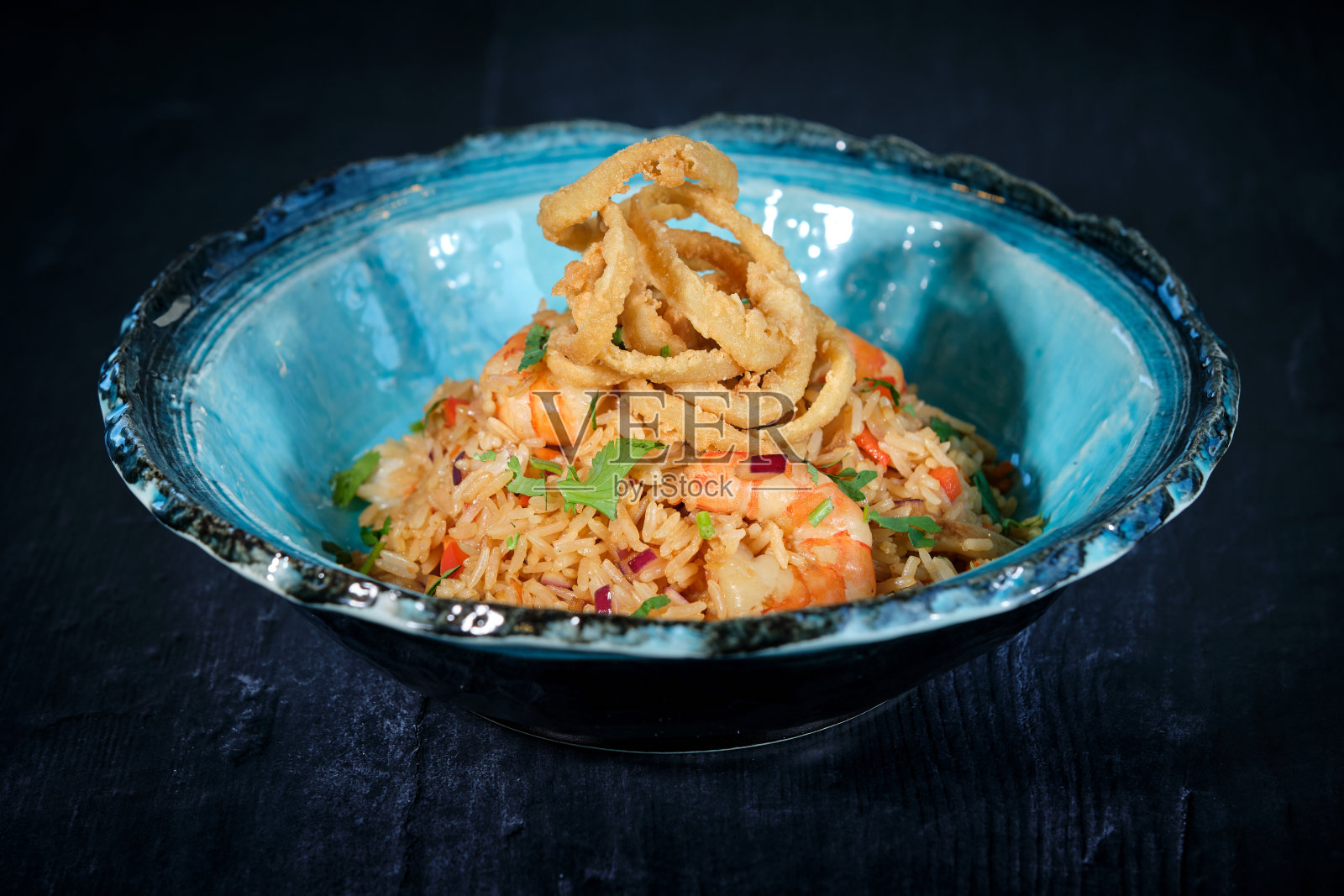 一碗美味的炒饭和虾在黑色的桌子上照片摄影图片