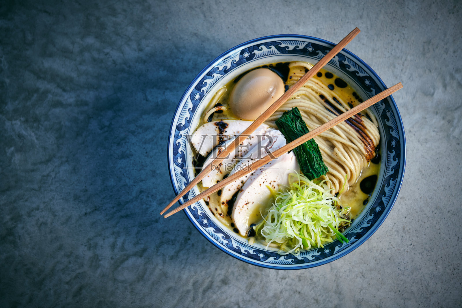 美味的拉面，面条和鸡肉片在碗里照片摄影图片