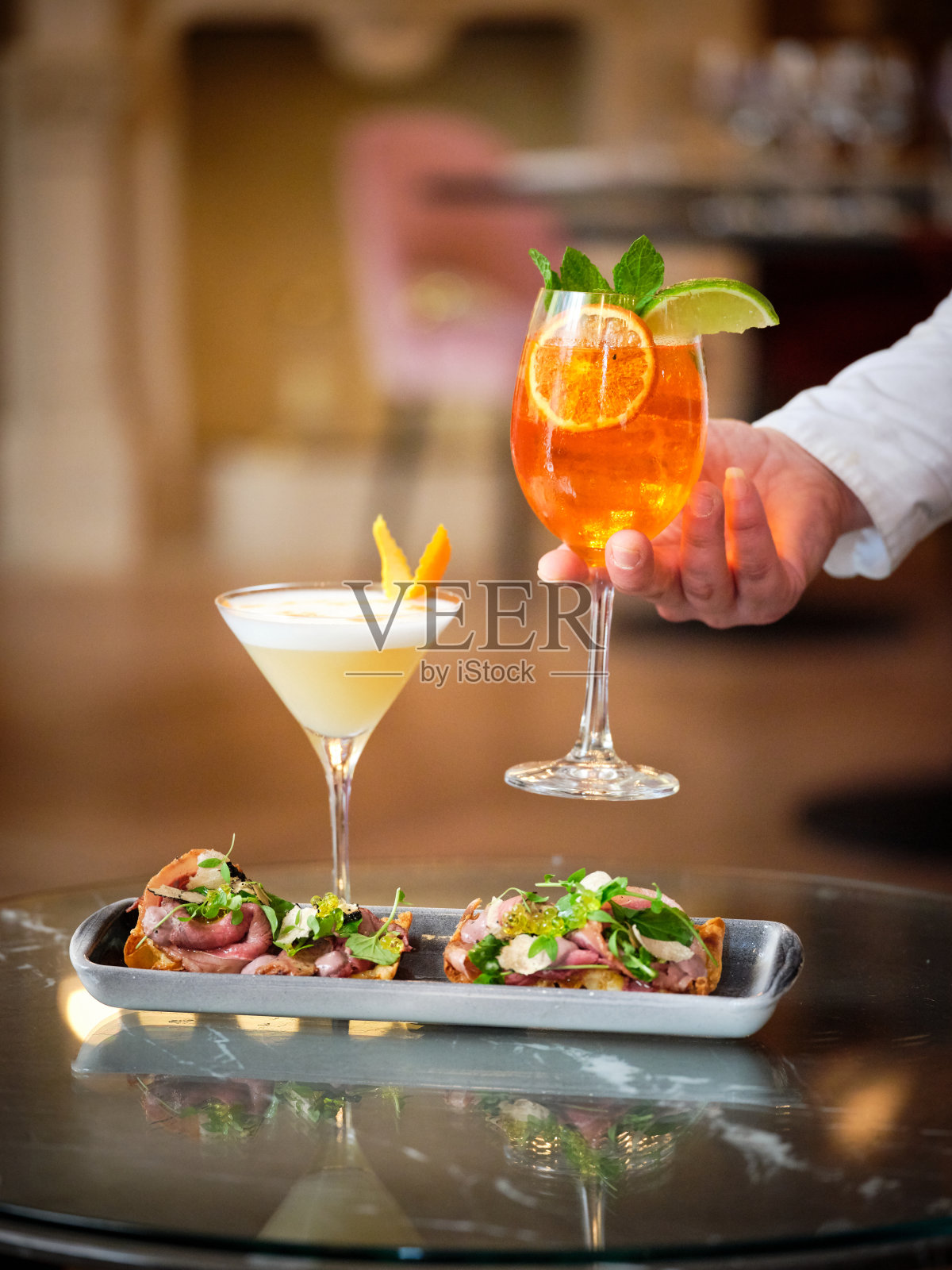 招待客人喝开胃酒照片摄影图片