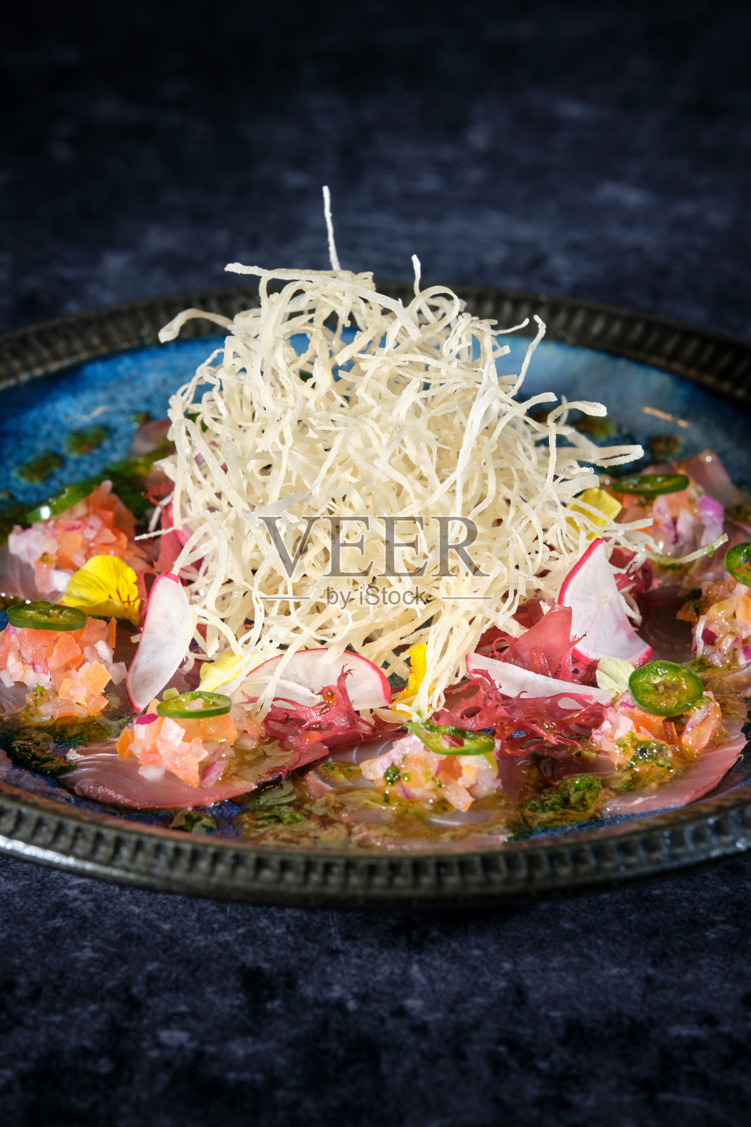 长鳍金枪鱼配白萝卜照片摄影图片