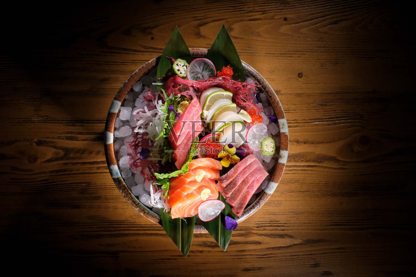 木桌上美味的生鱼片配鱼和蔬菜照片摄影图片