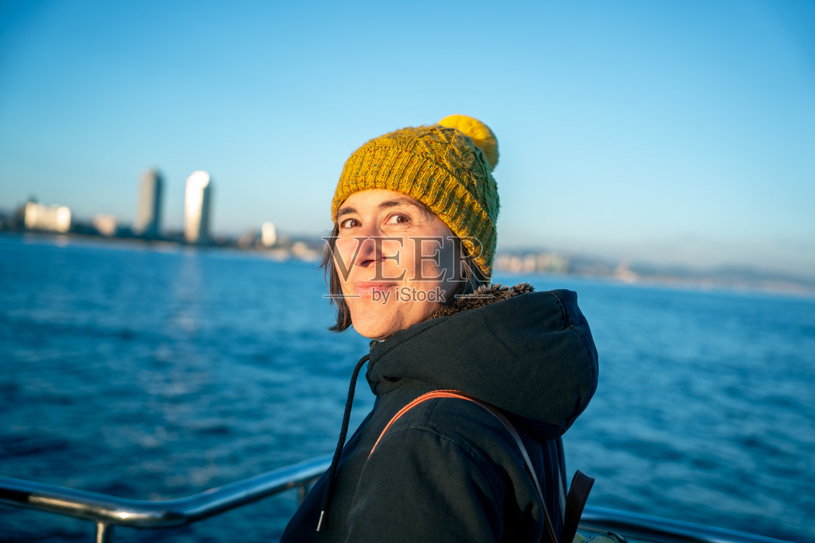 一个坐船的女人。照片摄影图片