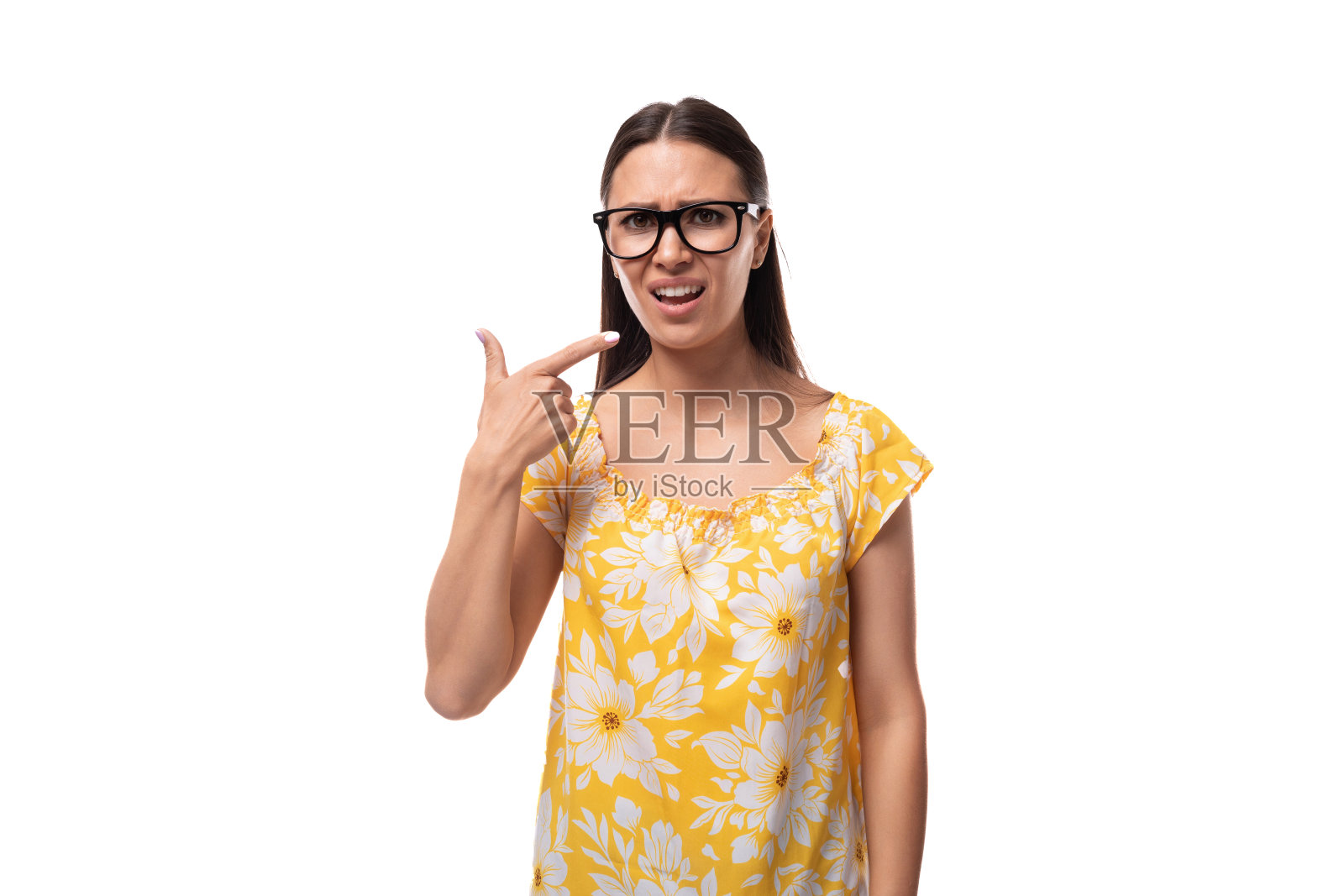 年轻的欧洲女子戴着眼镜，穿着夏装，用手指着自己照片摄影图片