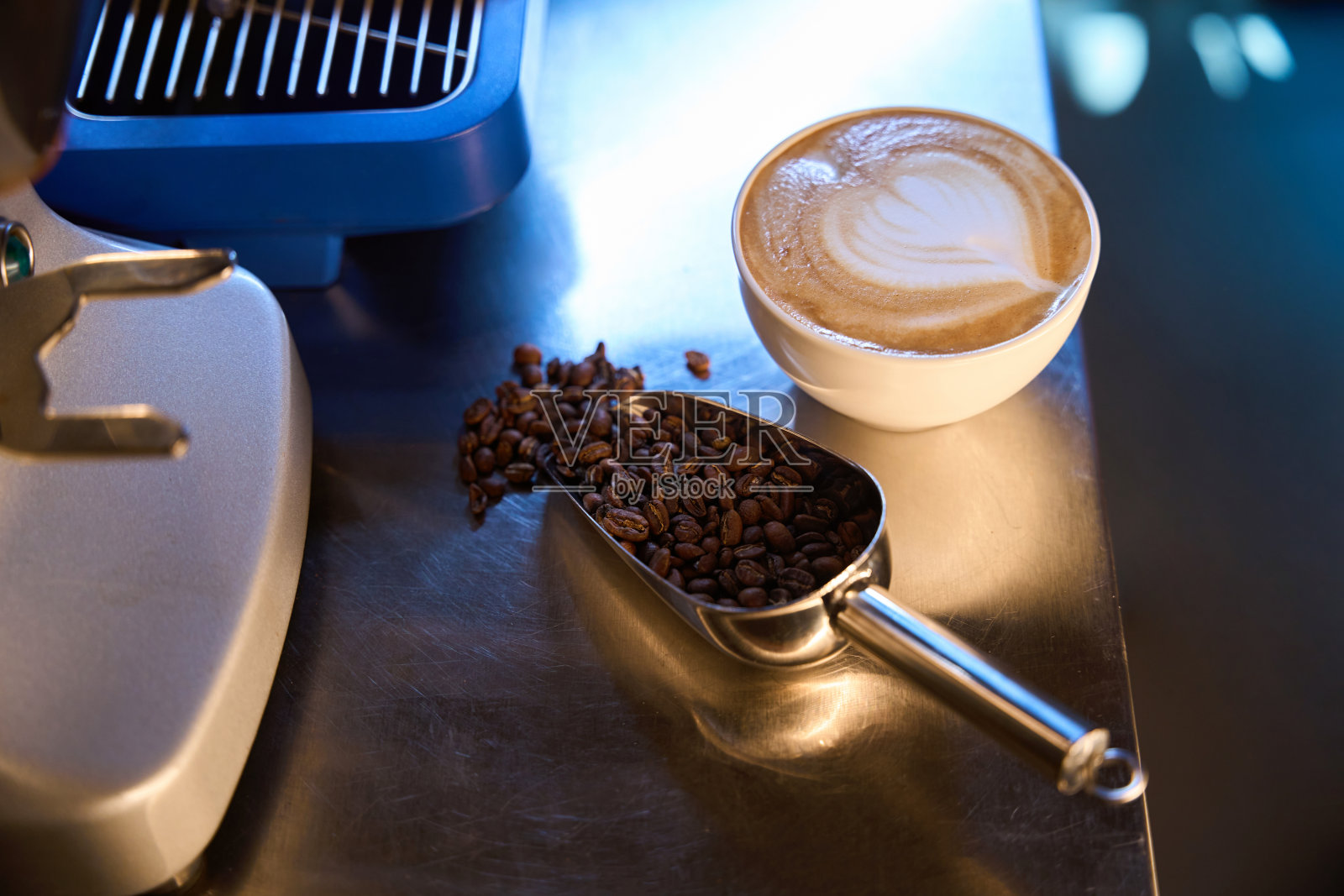 咖啡豆和一杯美味的香气饮料在勺子照片摄影图片