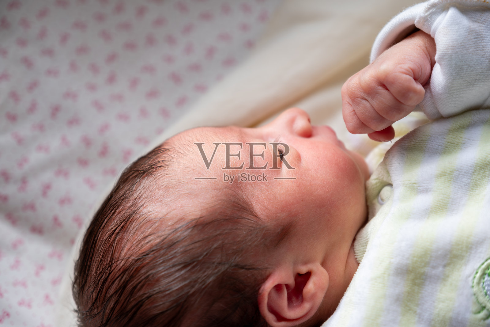 新家庭成员在阳光下露出笑容，开启新的旅程和故事照片摄影图片