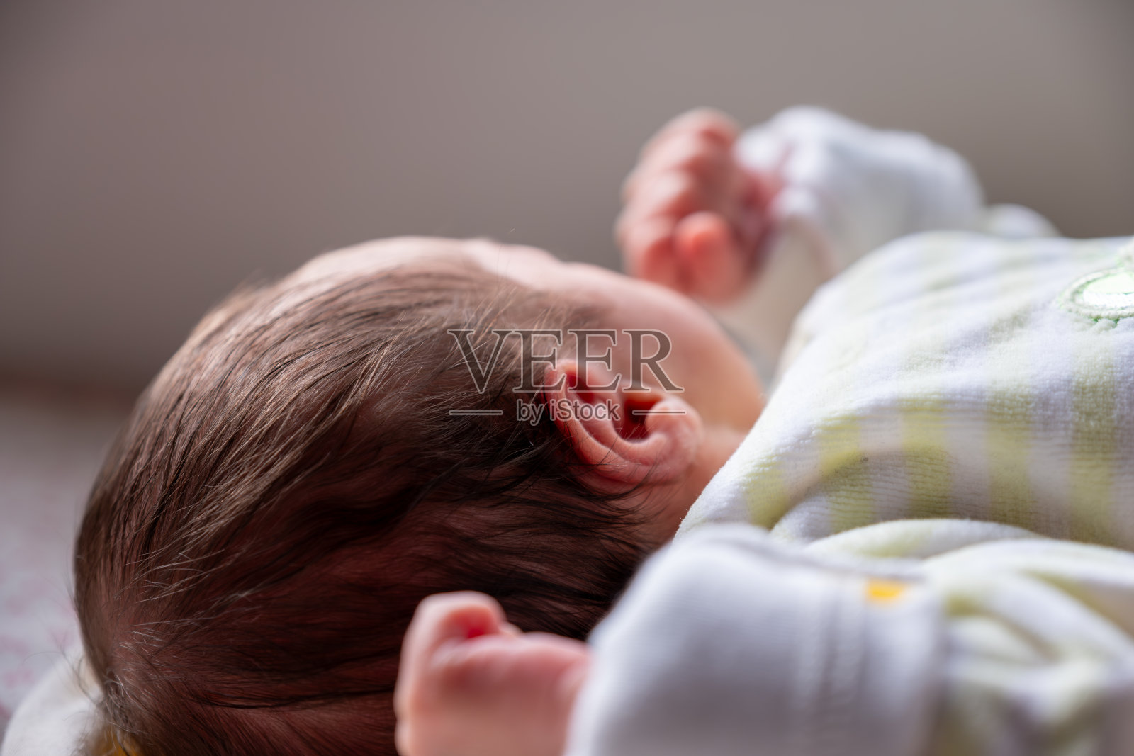 新家庭成员在阳光下露出笑容，开启新的旅程和故事照片摄影图片