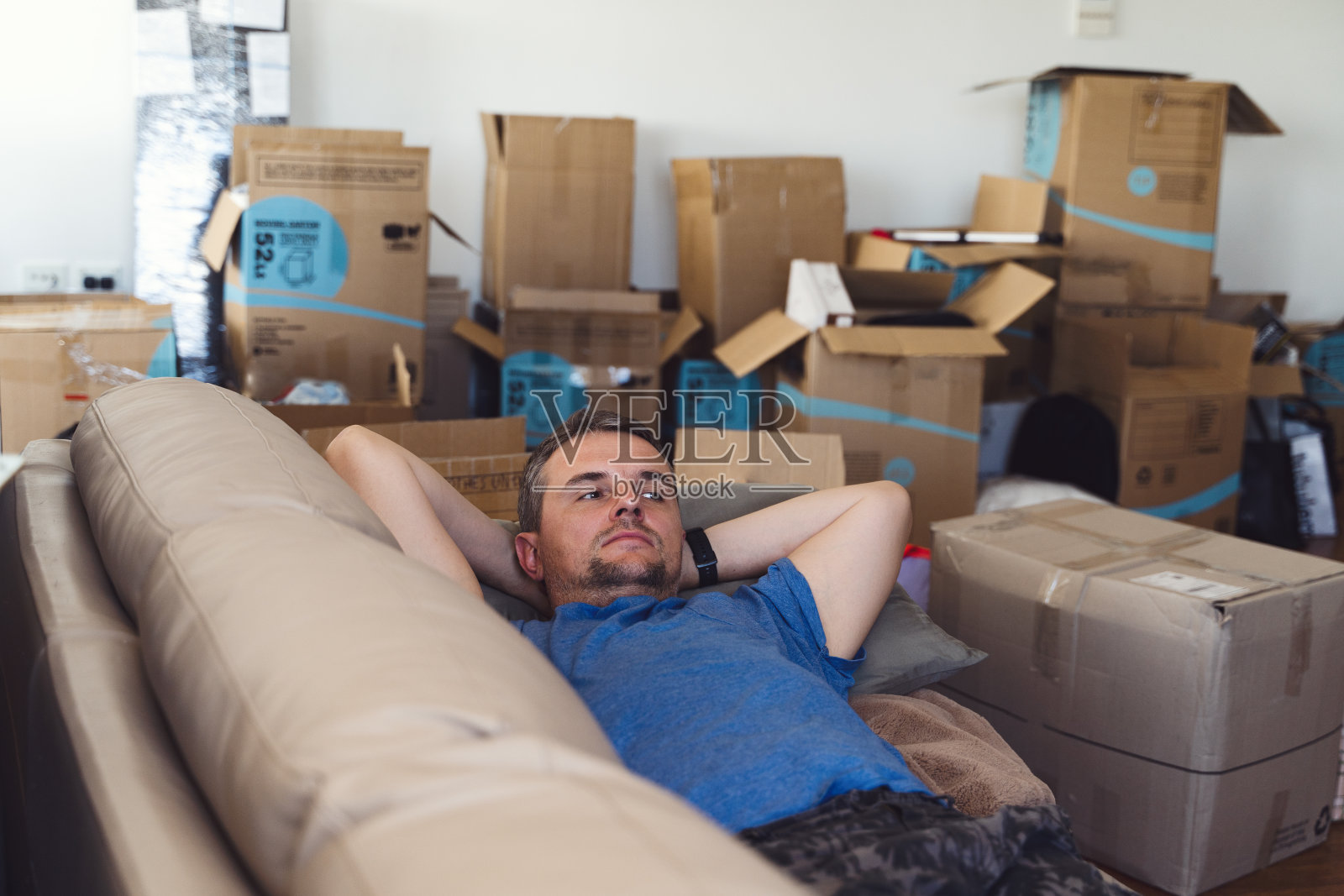 一个人搬家后很累照片摄影图片