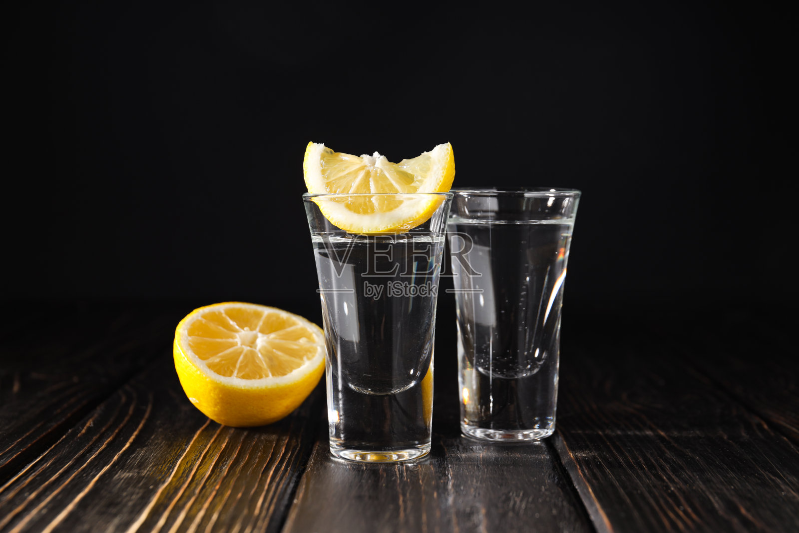 烈酒的概念——伏特加酒照片摄影图片