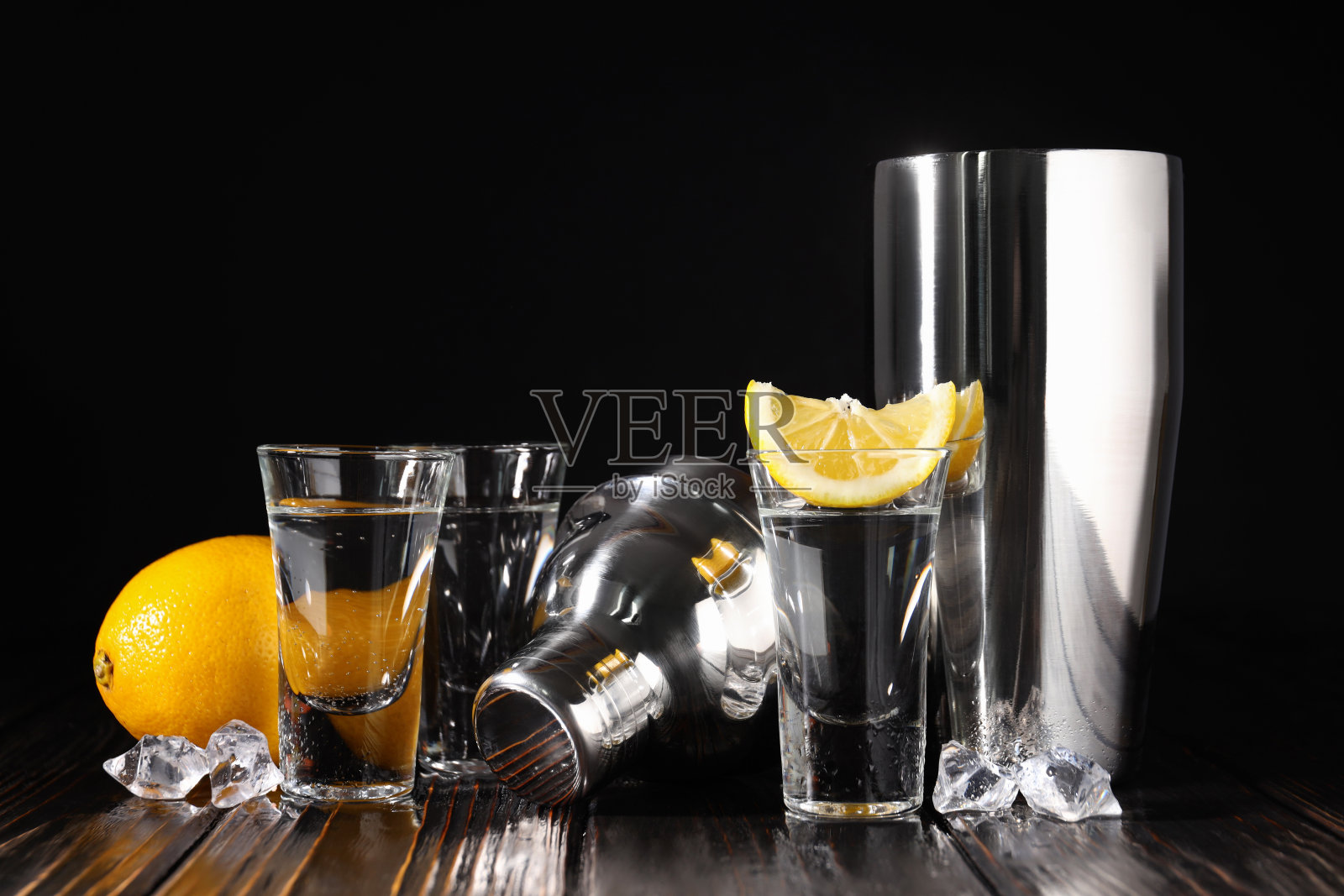 烈酒的概念饮料，伏特加酒照片摄影图片