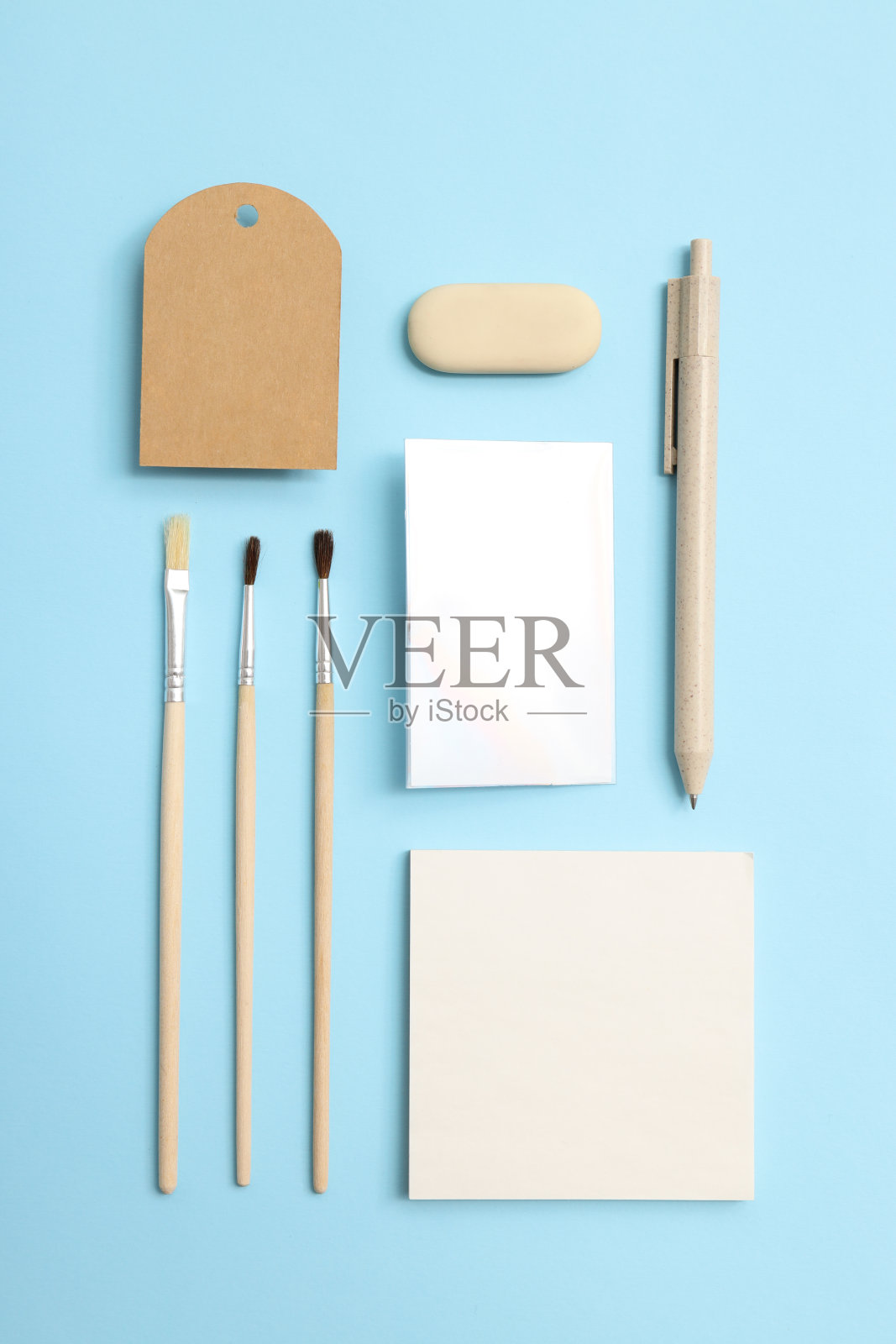 在蓝色的背景下，用不同的办公配件制作的平面模型照片摄影图片