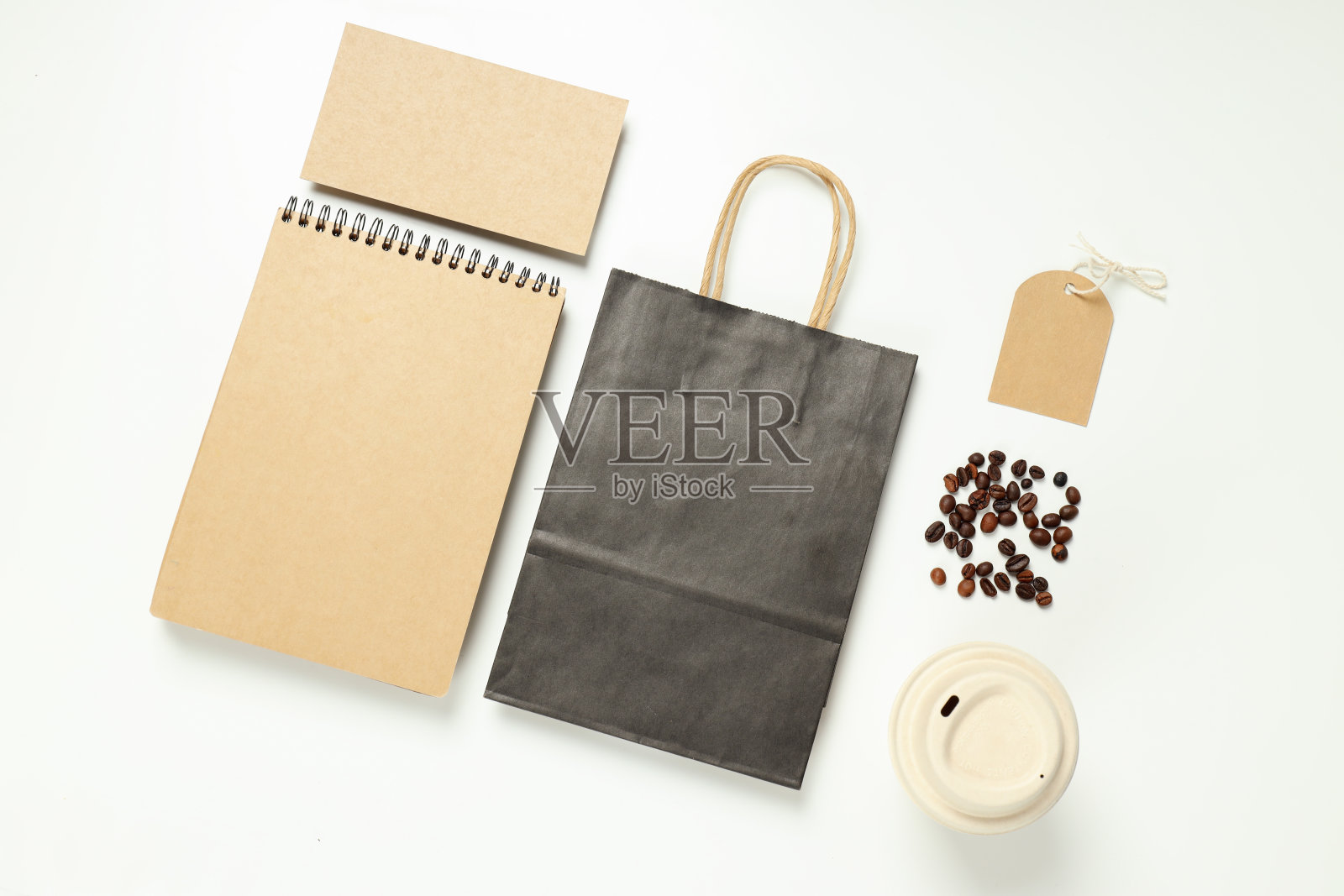 平面模型，白色背景上的工艺配件和咖啡豆照片摄影图片