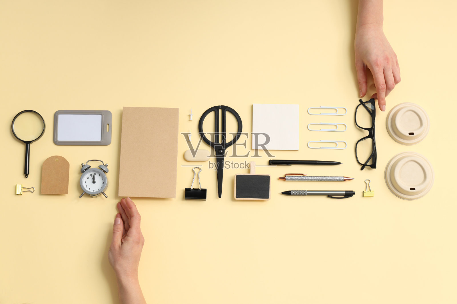 文具模型与女性的手，点钟和不同的文具在米色背景，俯视图照片摄影图片