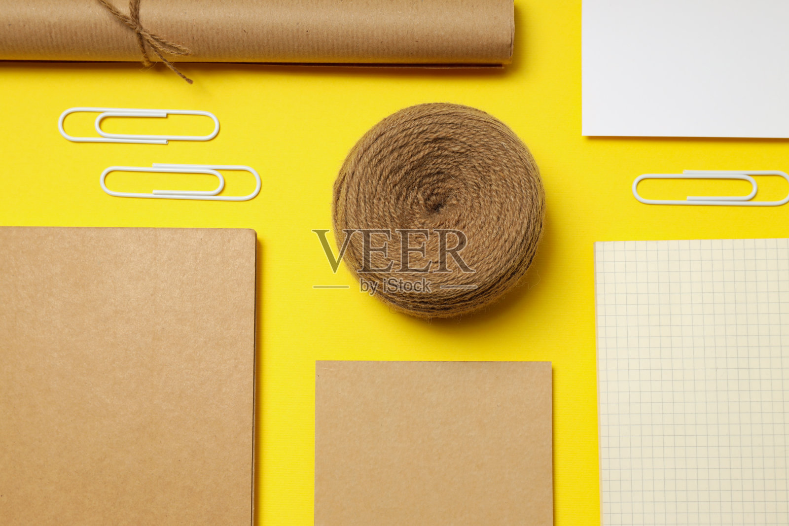 在黄色的背景上摆放着不同的办公配件照片摄影图片