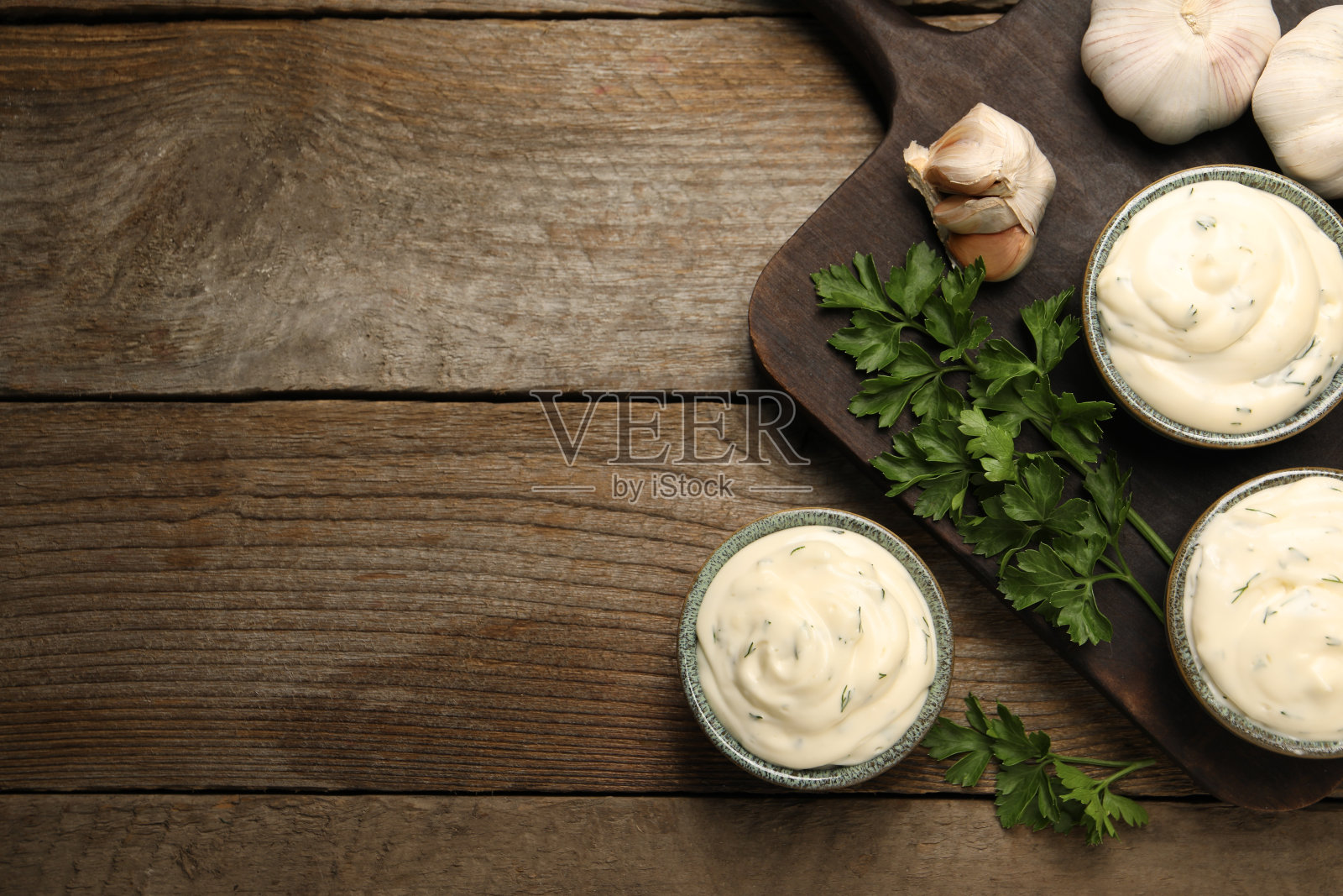 香喷喷的酱料配上大蒜和配料，平铺在木桌上。文本空间照片摄影图片