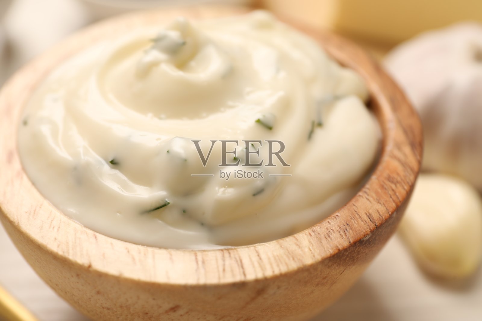 白桌子上美味的蒜蓉酱，特写照片摄影图片