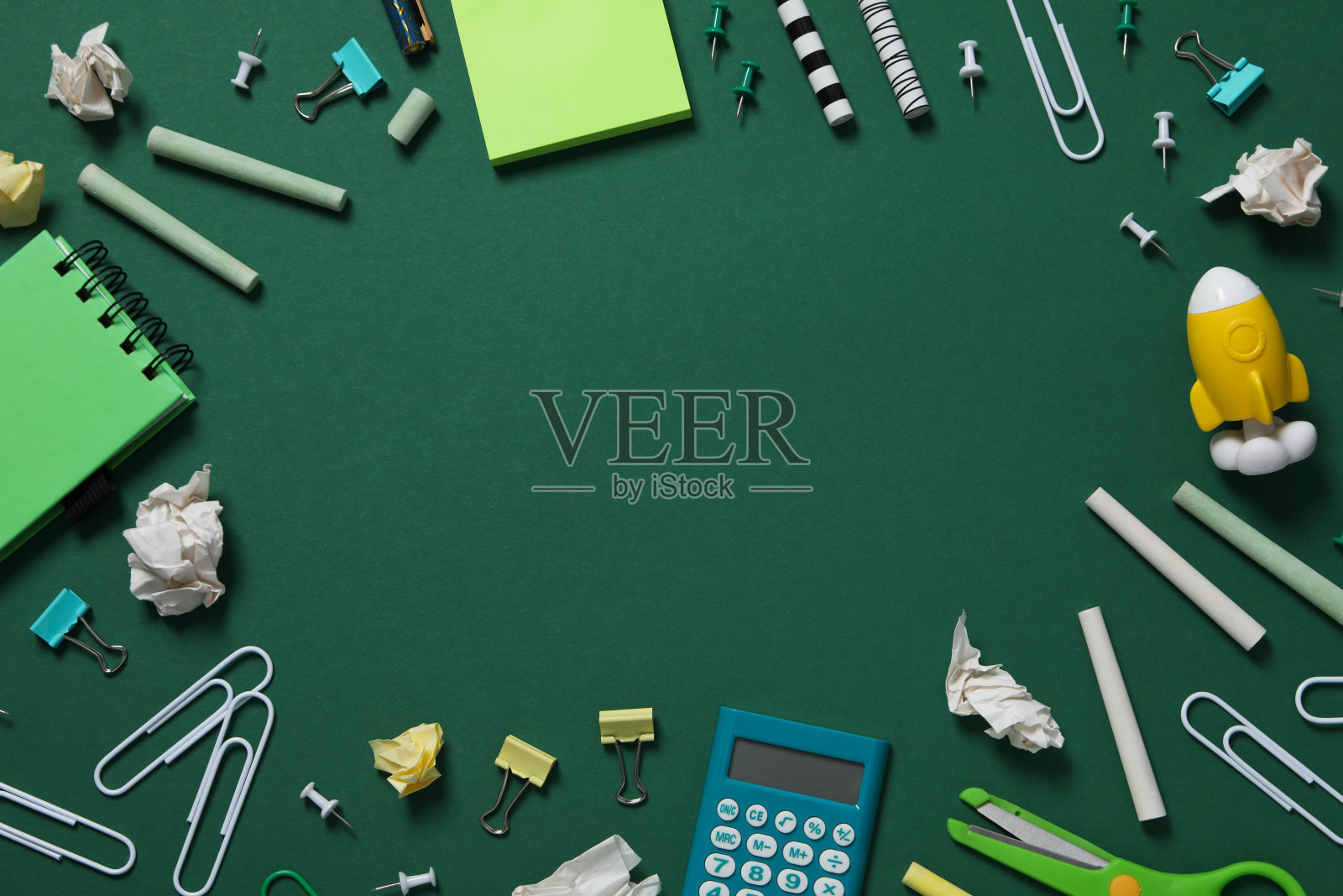 学校黑板上的学习用品，用来上课的地方照片摄影图片