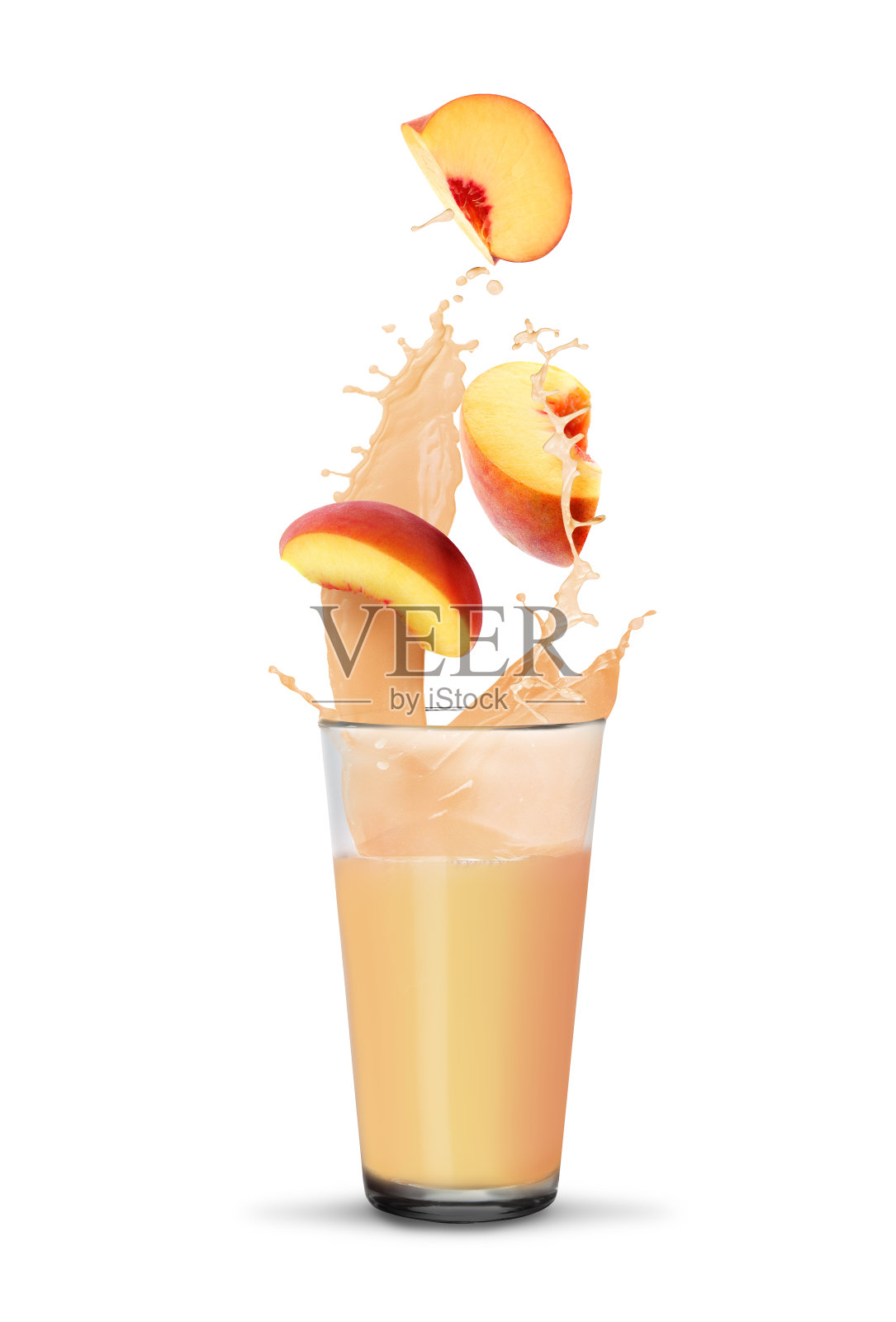 在白色的背景上，新鲜的桃汁从玻璃上溅起照片摄影图片