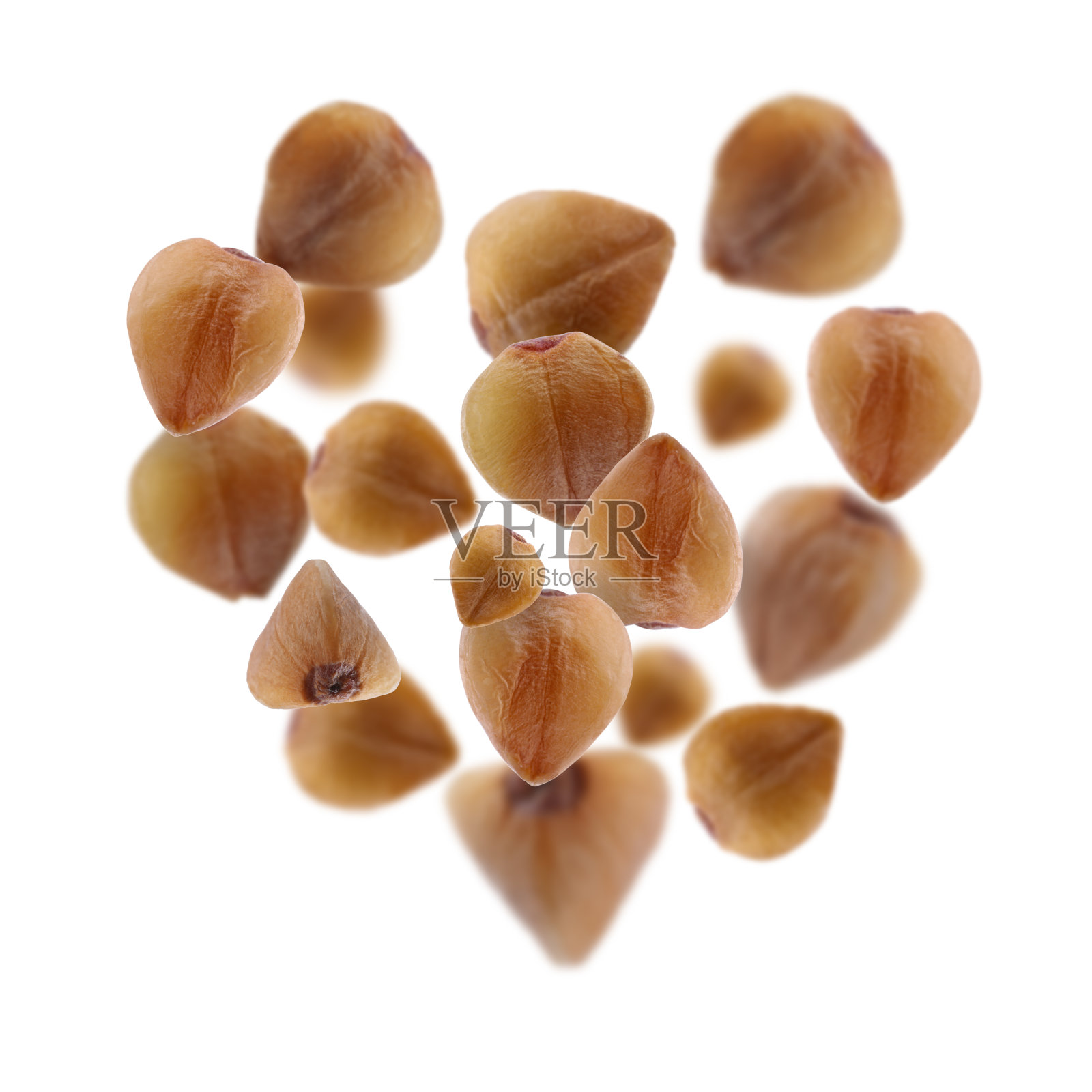 荞麦在白色的背景上飞舞。空气中的颗粒照片摄影图片