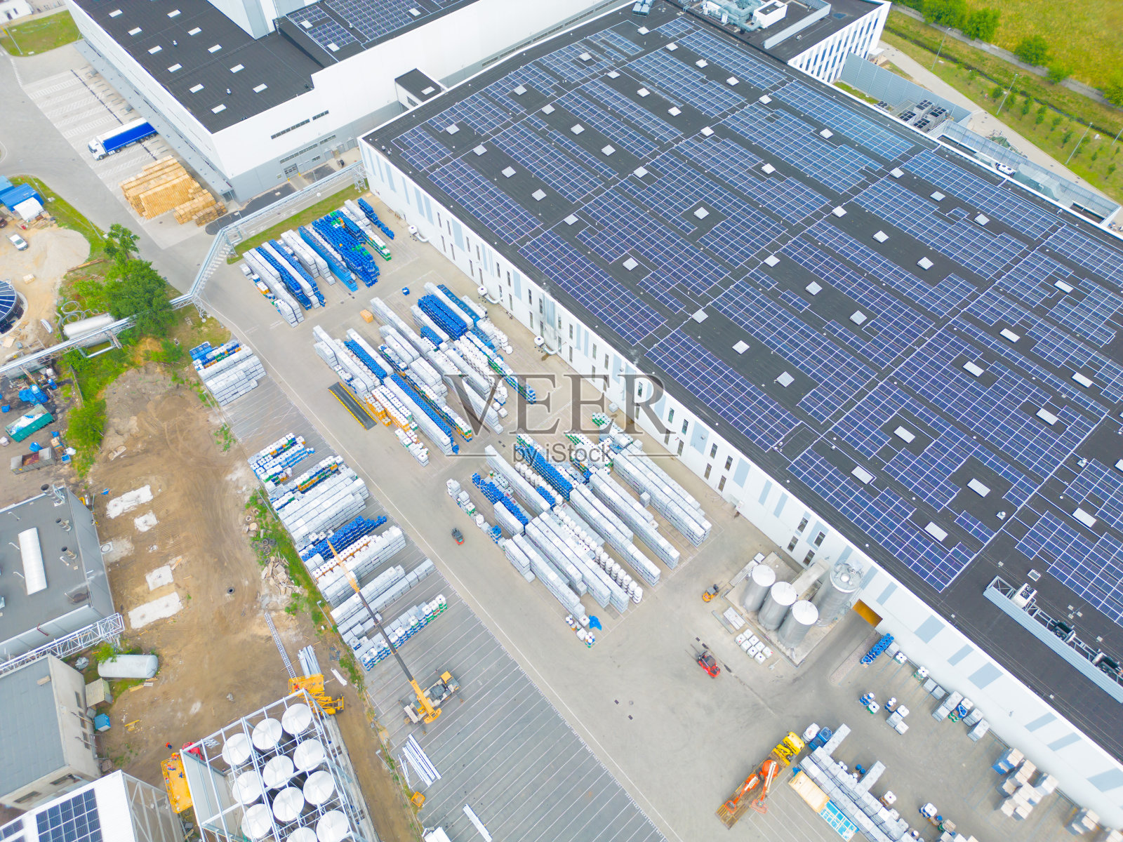 低碳产业。屋顶上装有太阳能板的工业仓库。科技园和工厂从上面。照片摄影图片