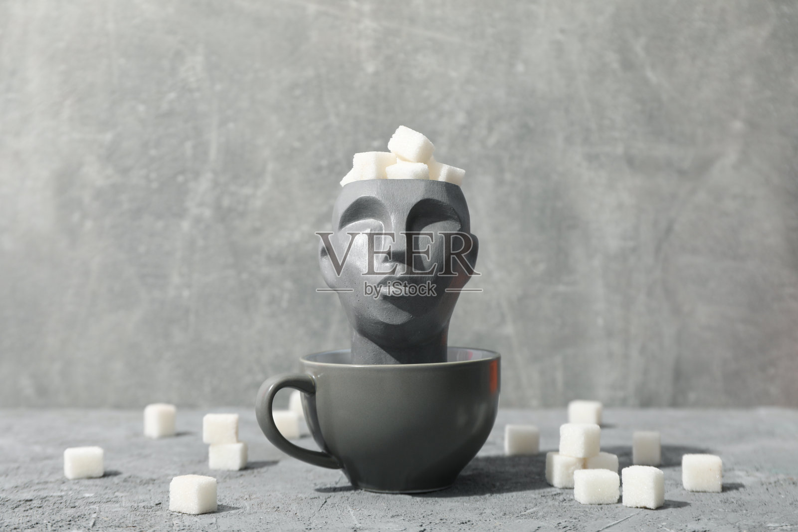 灰色背景上装饰头和糖的杯子照片摄影图片