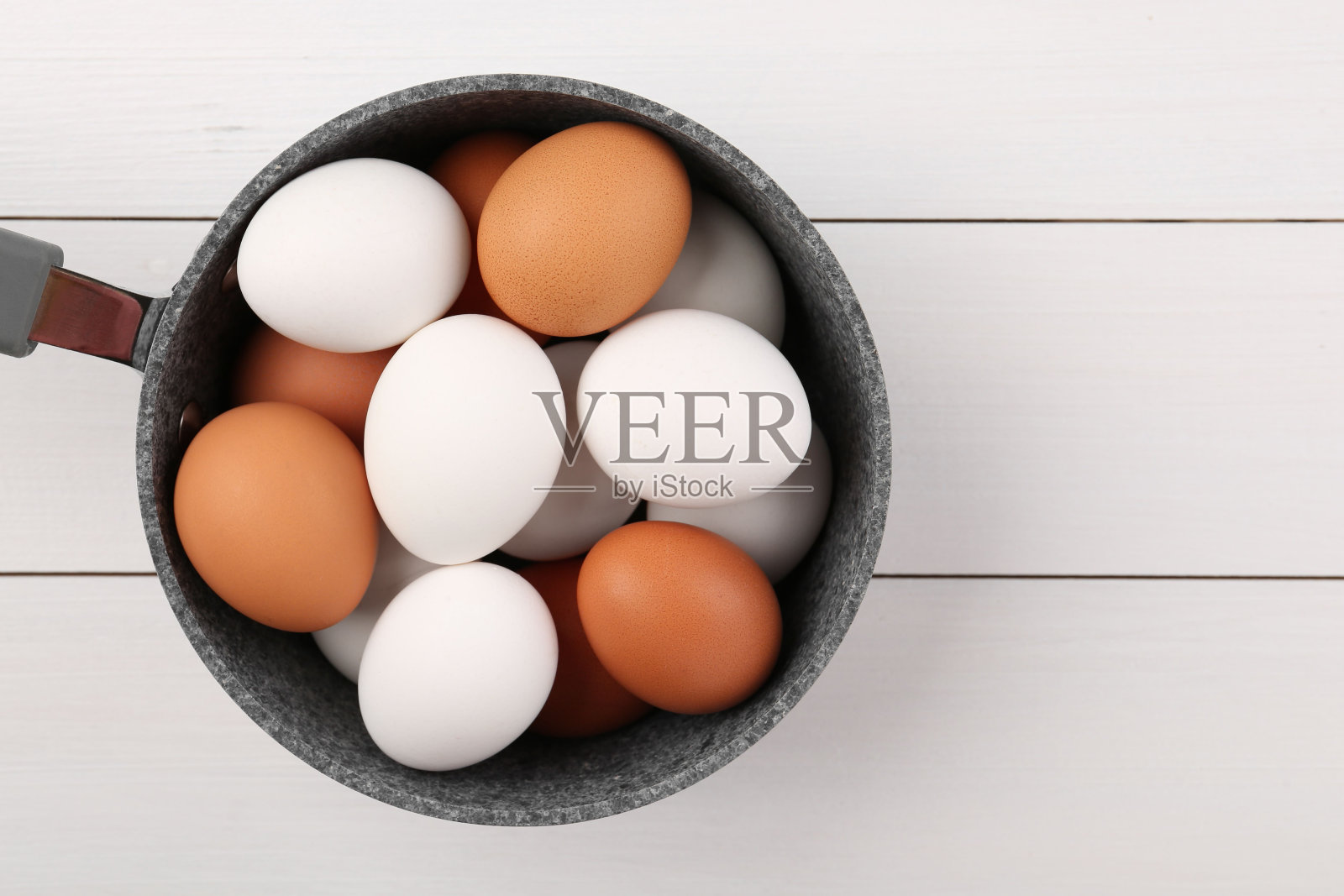 白色木桌上未削皮的煮鸡蛋。文本空间照片摄影图片