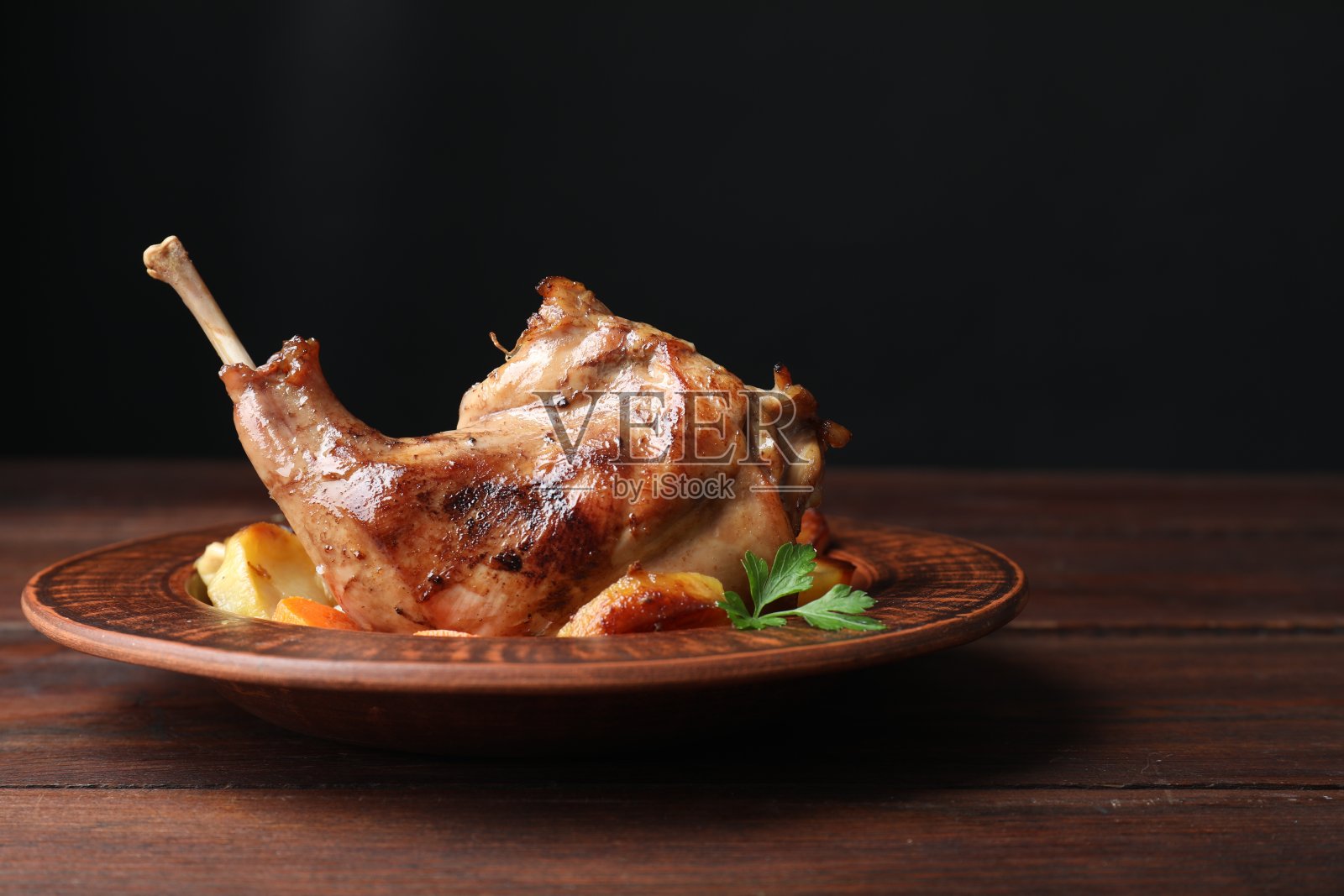 木桌上美味的兔肉配土豆，特写。文本空间照片摄影图片