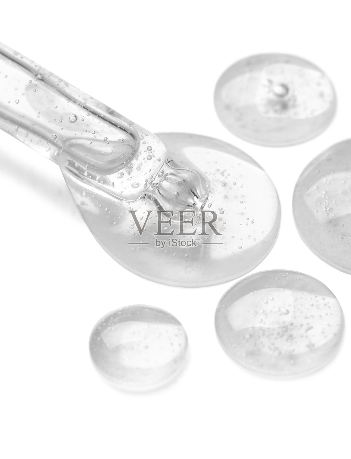 滴管与血清在白色背景。护肤品照片摄影图片