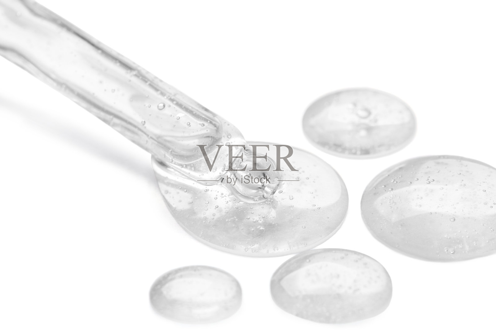 滴管与血清在白色背景。护肤品照片摄影图片