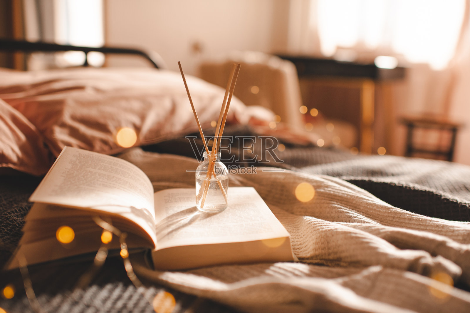 舒适的家庭氛围在床上照片摄影图片