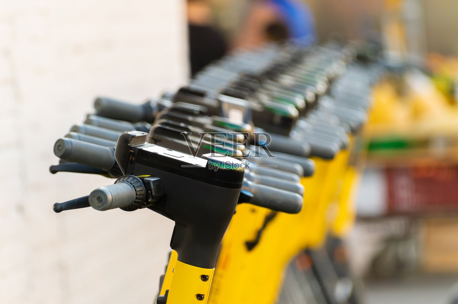 很多电动滑板车排成一排照片摄影图片