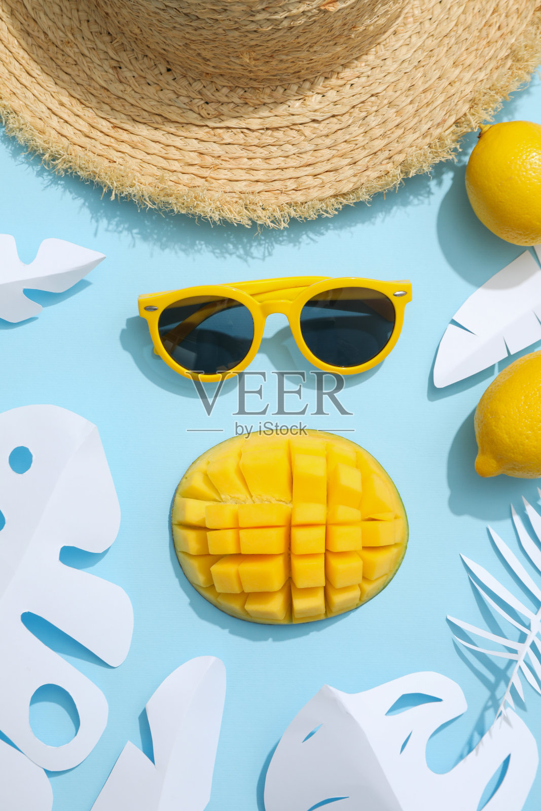 俯视图，静物夏日概念与椰子，芒果，眼镜和帽子照片摄影图片