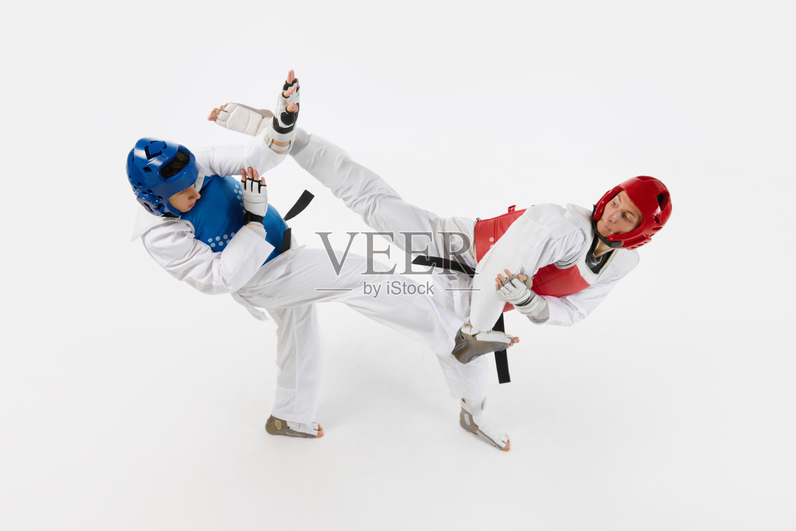 好胜心强的年轻人，跆拳道运动员，在白色的背景上，双腿分开。武术，格斗运动照片摄影图片