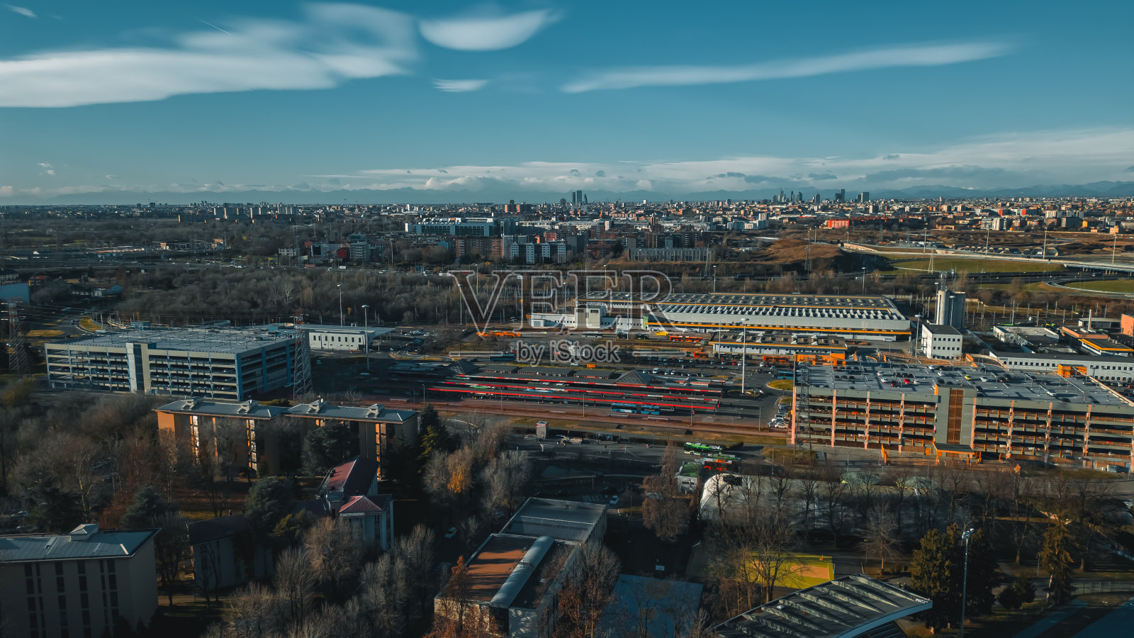 12月，从无人机上俯瞰时尚之都米兰的蓝天。从米兰圣多纳托无人机观看米兰。米兰圣多纳托M3地铁站。照片摄影图片