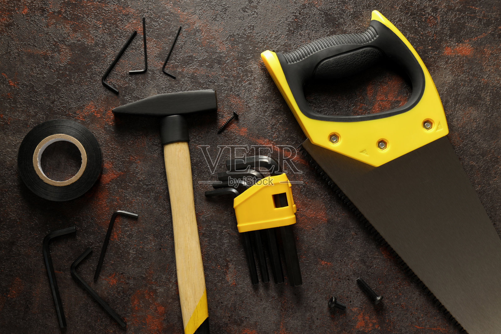 施工工具在黑暗背景，俯视图照片摄影图片