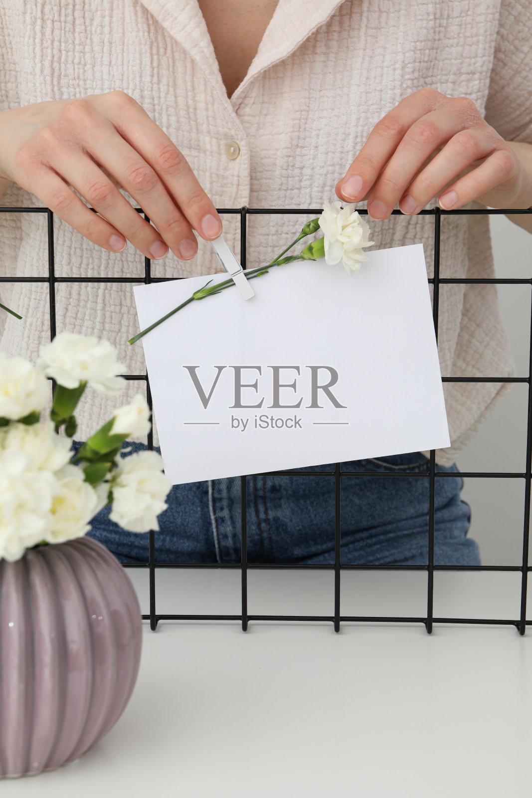 桌子上的相框，还有室内植物和书照片摄影图片