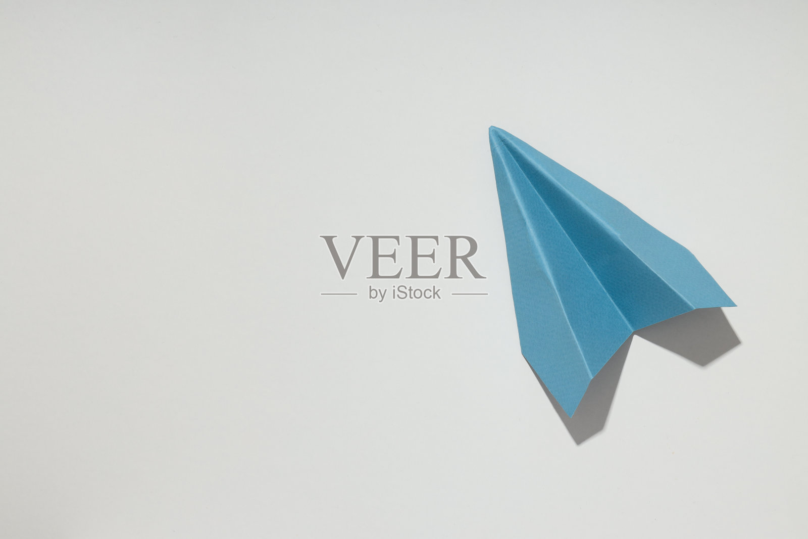 商业，创业和赞助概念与纸飞机在白色背景照片摄影图片